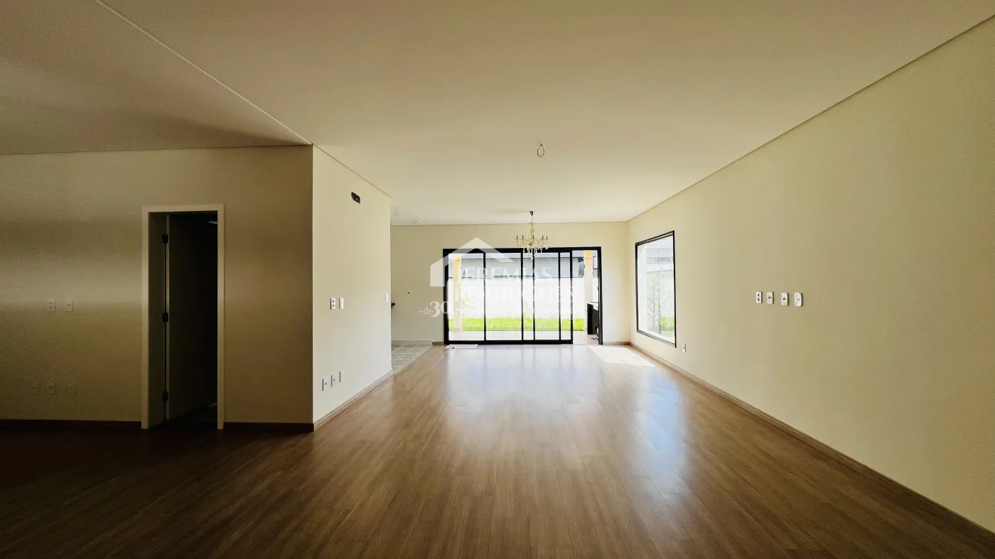 Casa assobradada à venda com 3 suítes no Condomínio e Ouro Ville em Taubaté/SP.