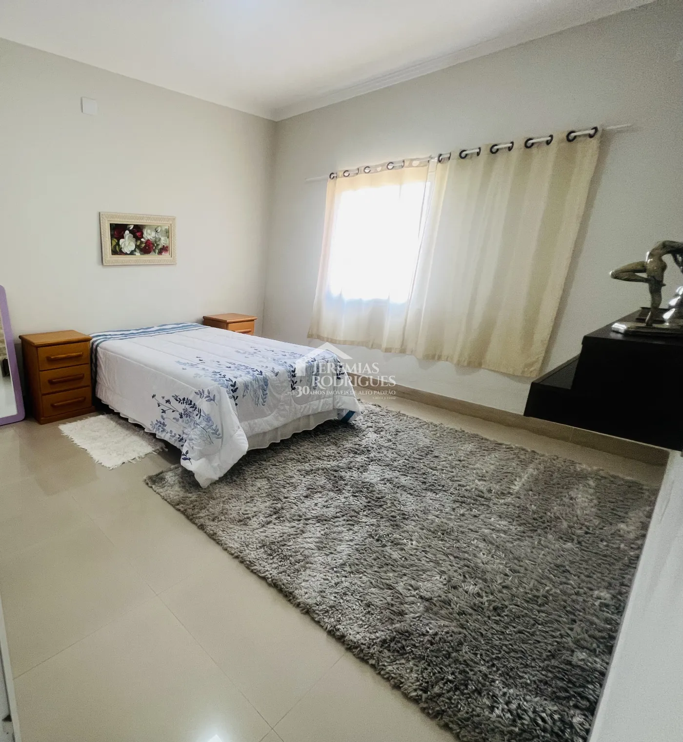 Casa à venda com 3 dormitórios no bairro Lessa em Pindamonhangaba/SP. 