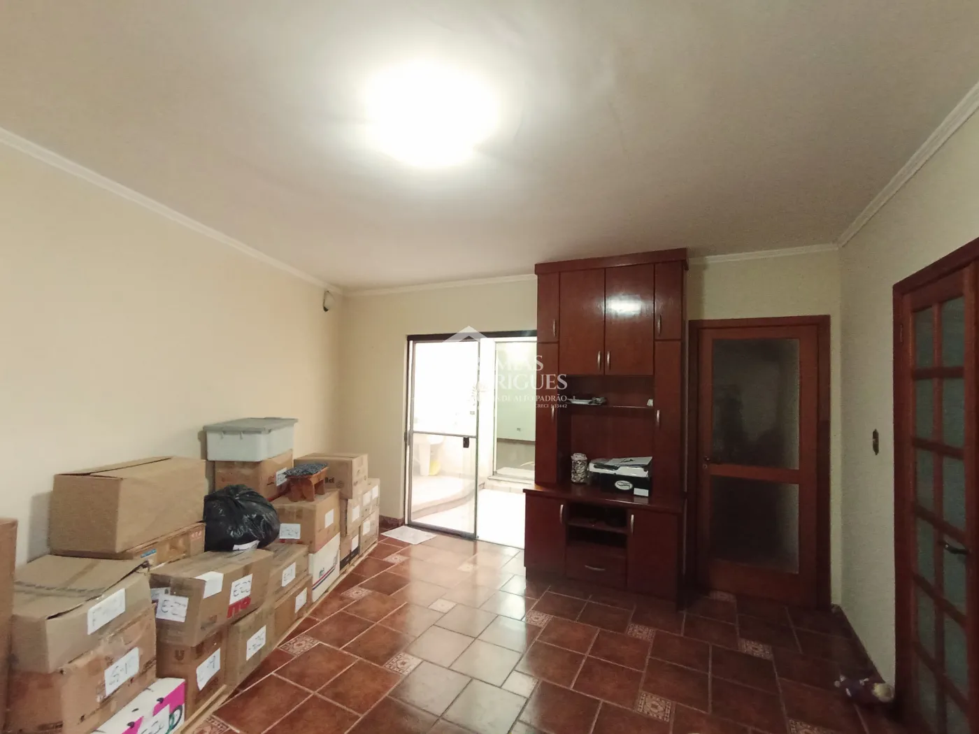 Casa para venda e locação com 3 suítes no bairro Parque das Flores em Taubaté/SP.