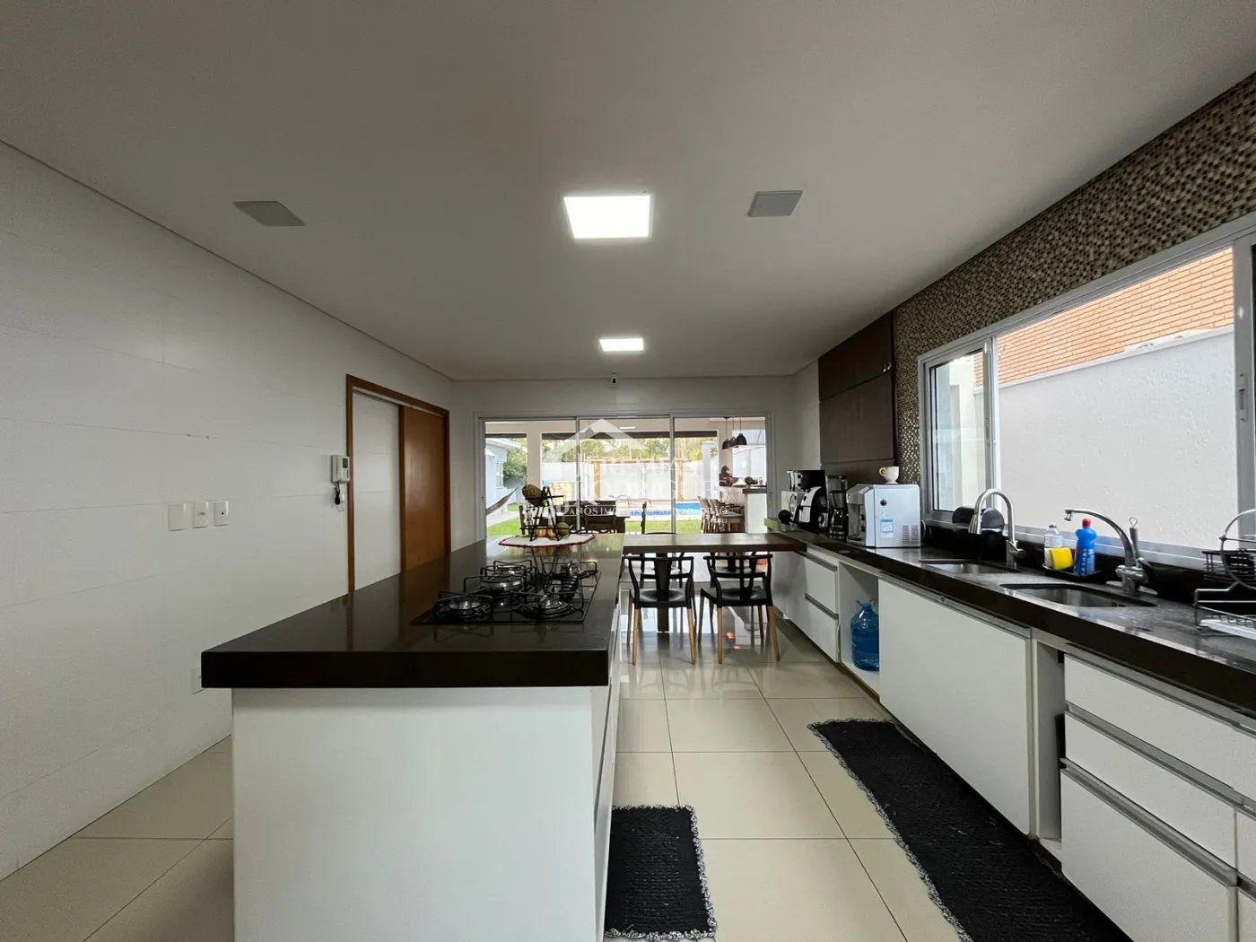 Casa assobradada à venda com 4 dormitórios no Condomínio Residencial Eldorado, em Tremembé/SP.
