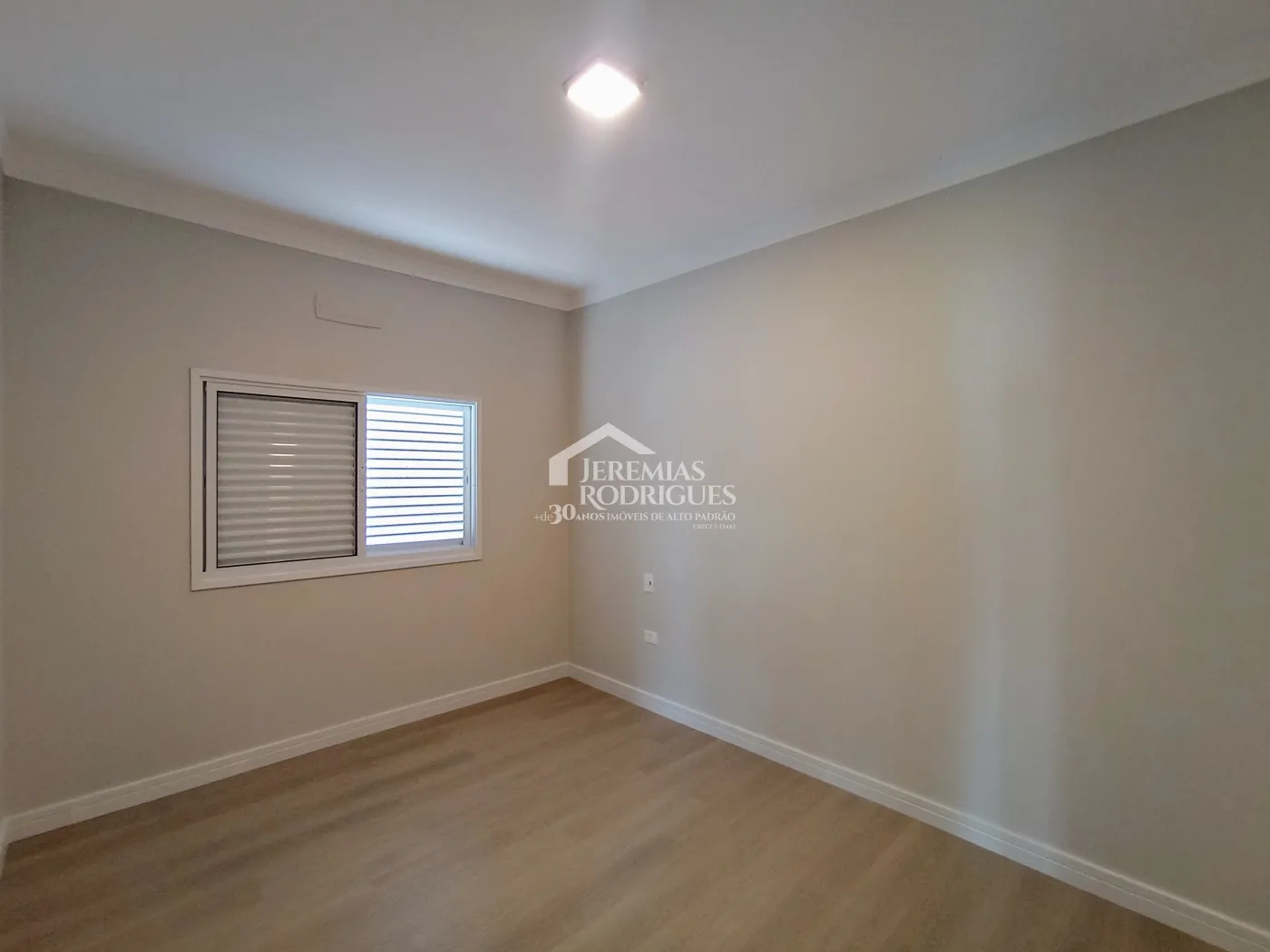 Casa à venda com 3 dormitórios no Condomínio Residencial Barão de Tremembé em Tremembé/SP.