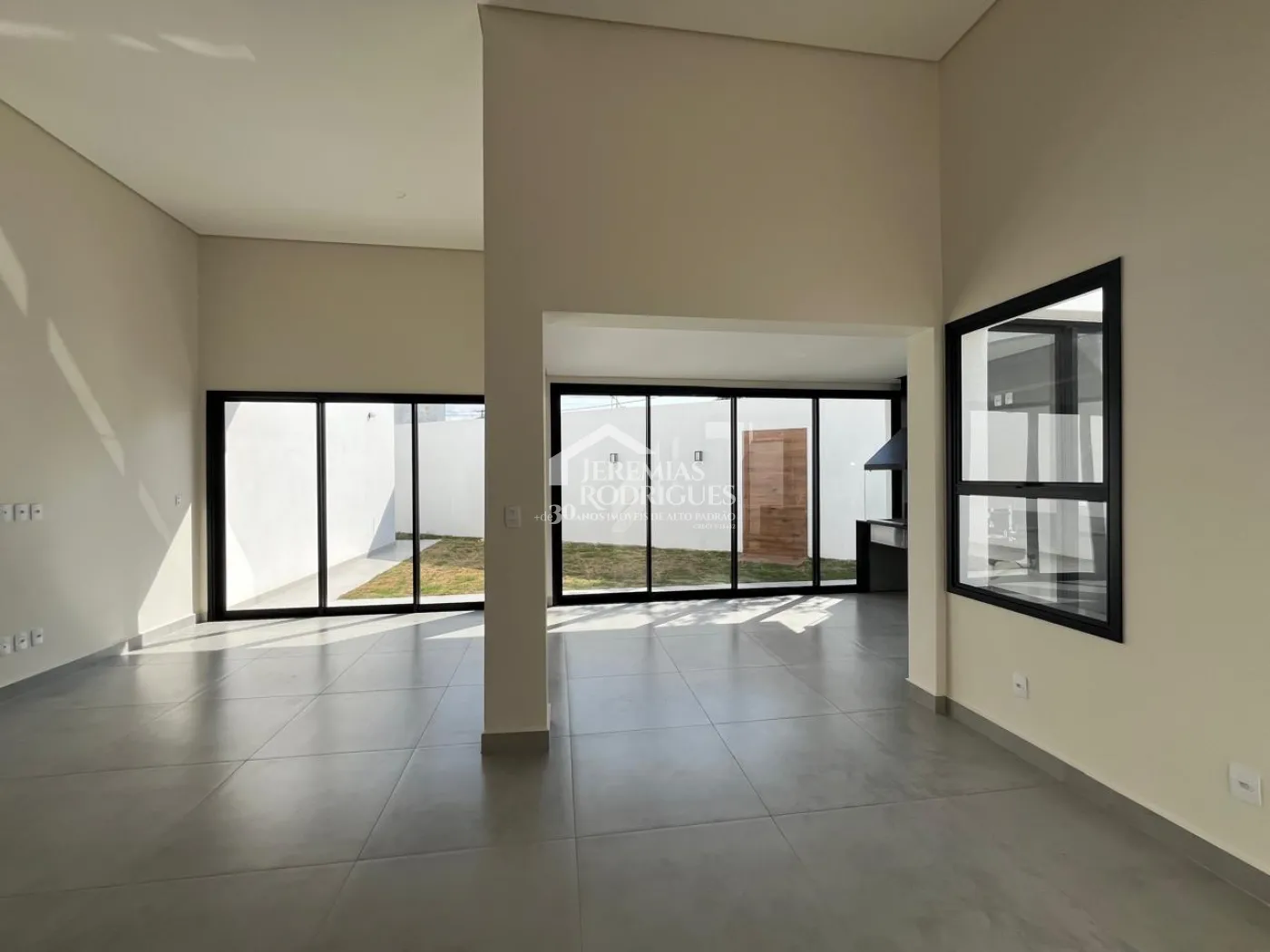 Casa com 3 dormitórios, 199 m² - Condomínio Parque das Araucárias - Tremembé/SP.