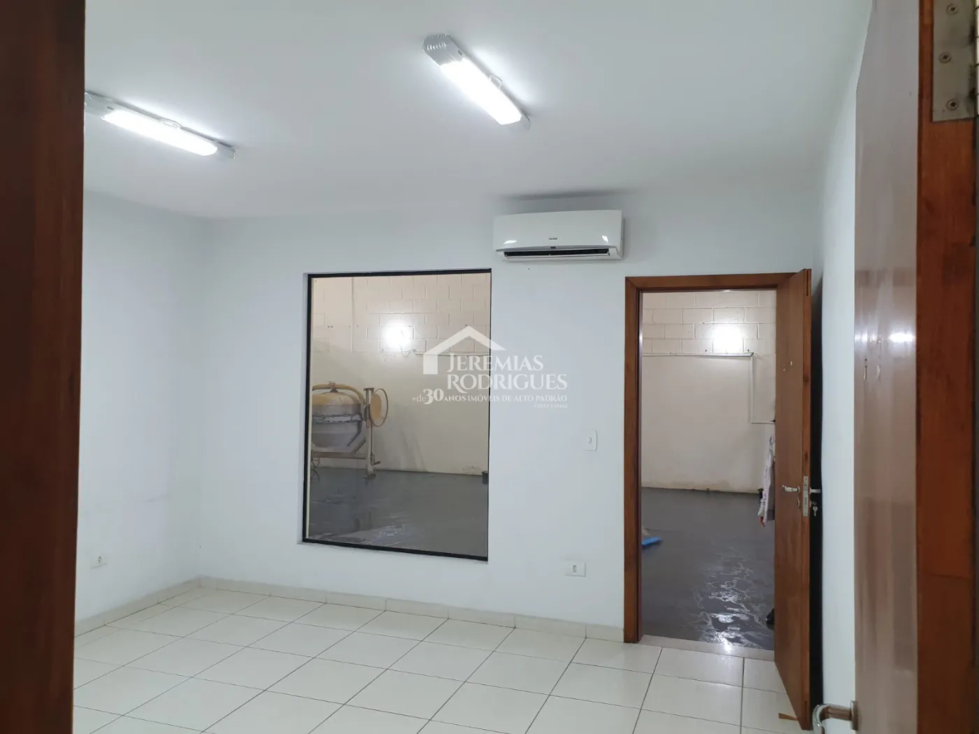 Galpão à venda no bairro Jardim Jaraguá em Taubaté/SP.