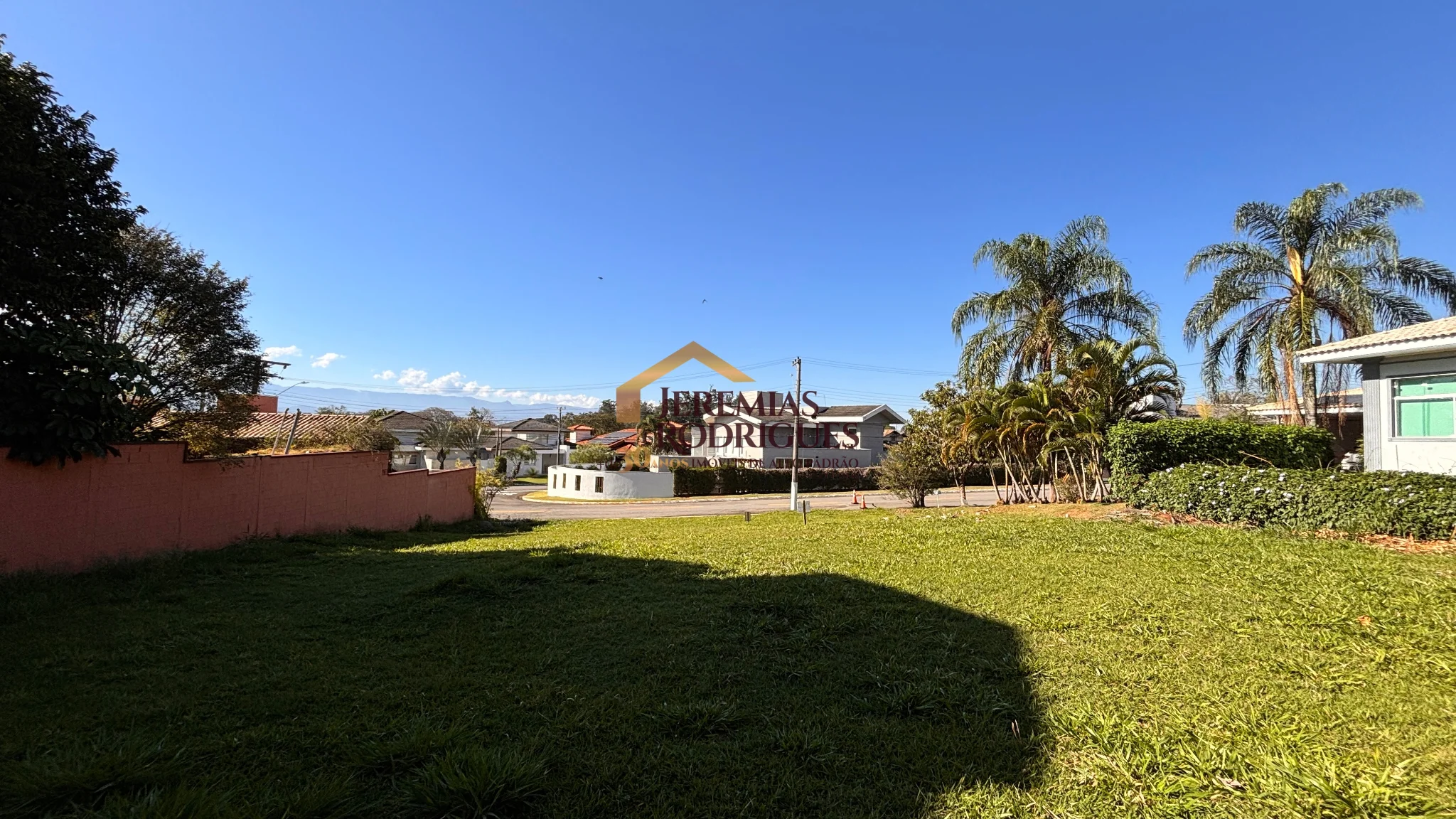 Terreno à venda no Condomínio Colonial Village I em Pindamonhangaba/SP.