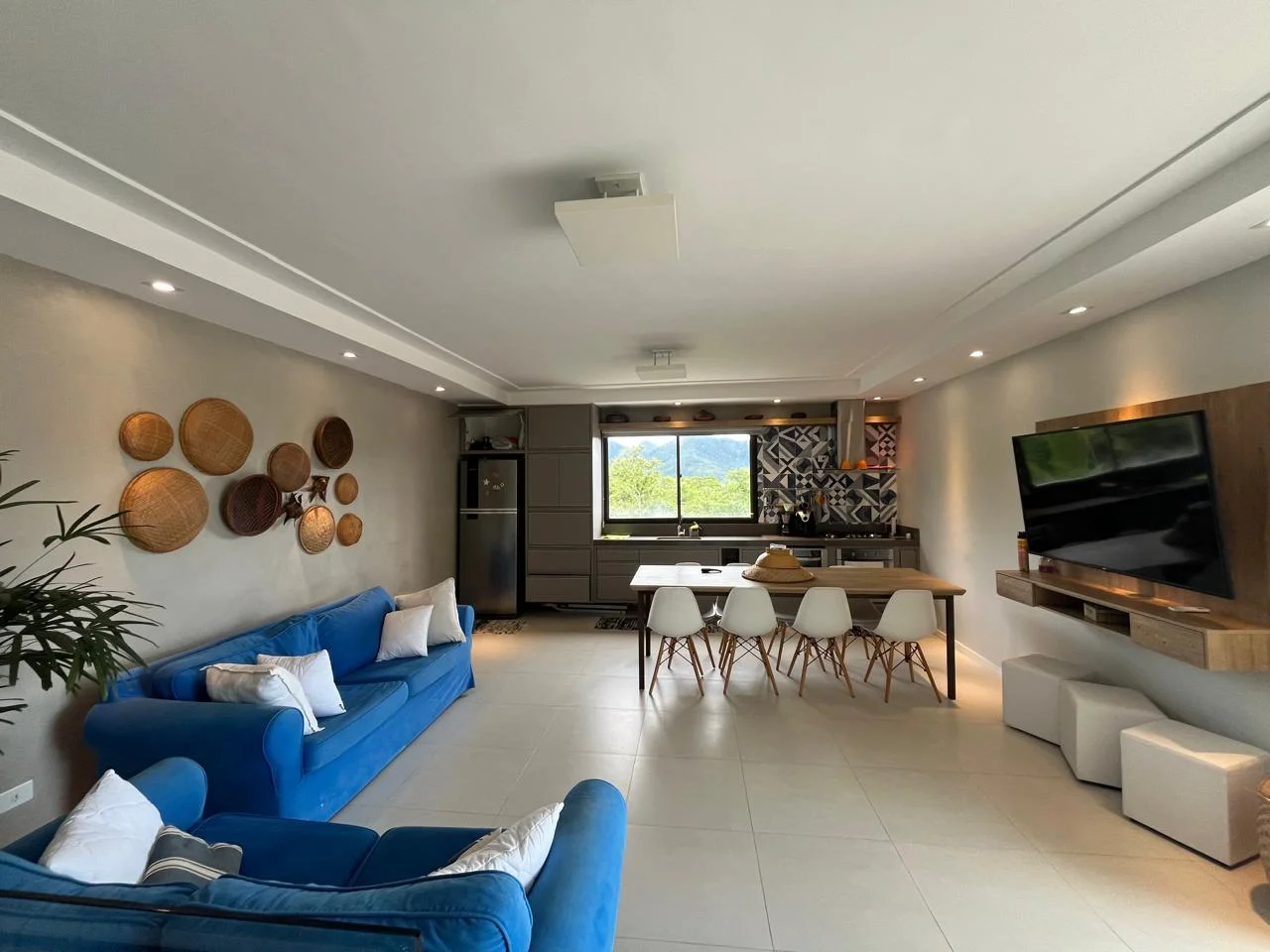 Apartamento à venda com 4 dormitórios, 260 m² no Edifício Recanto dos Nobres em Ubatuba/SP. 