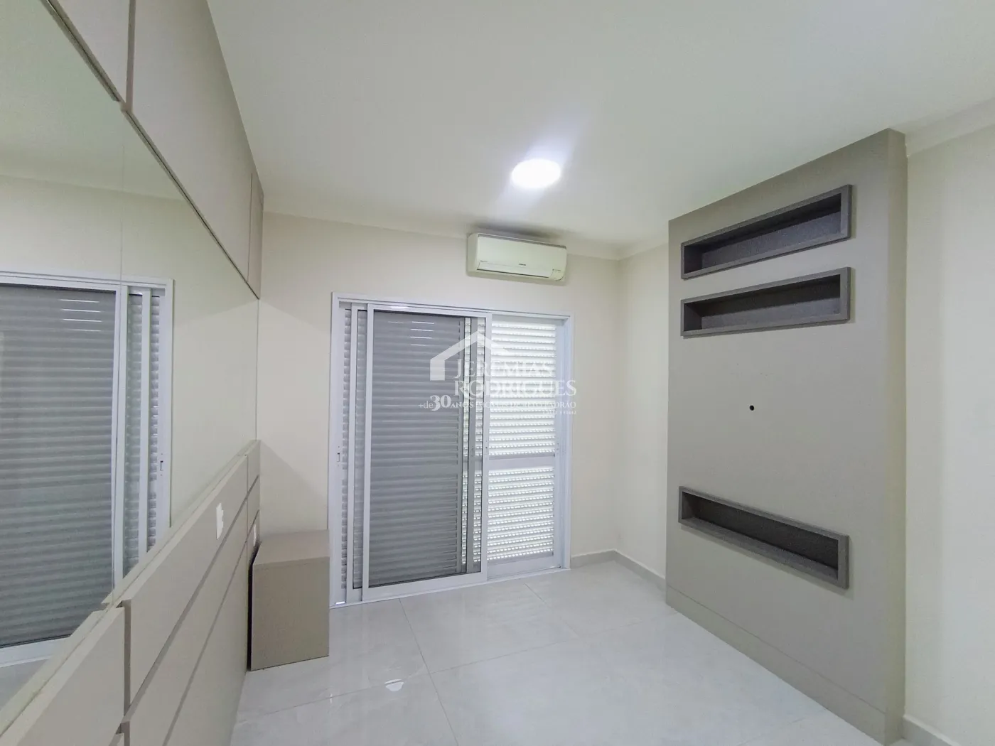 Casa para venda e locação com 3 dormitórios, no Condomínio Campos do Conde II em Tremembé/SP.