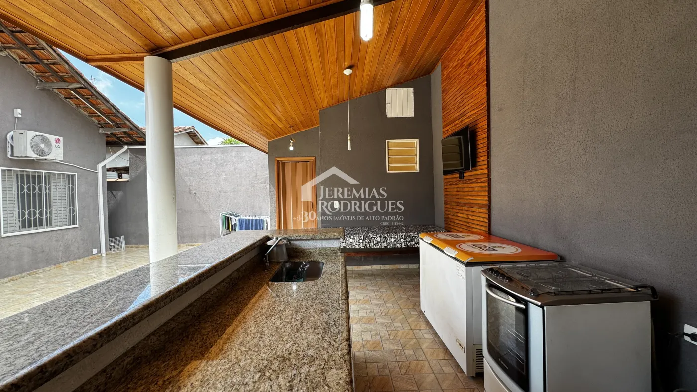 Casa para venda e locação com 3 dormitórios no bairro Chácara da Galega em Pindamonhangaba/SP.