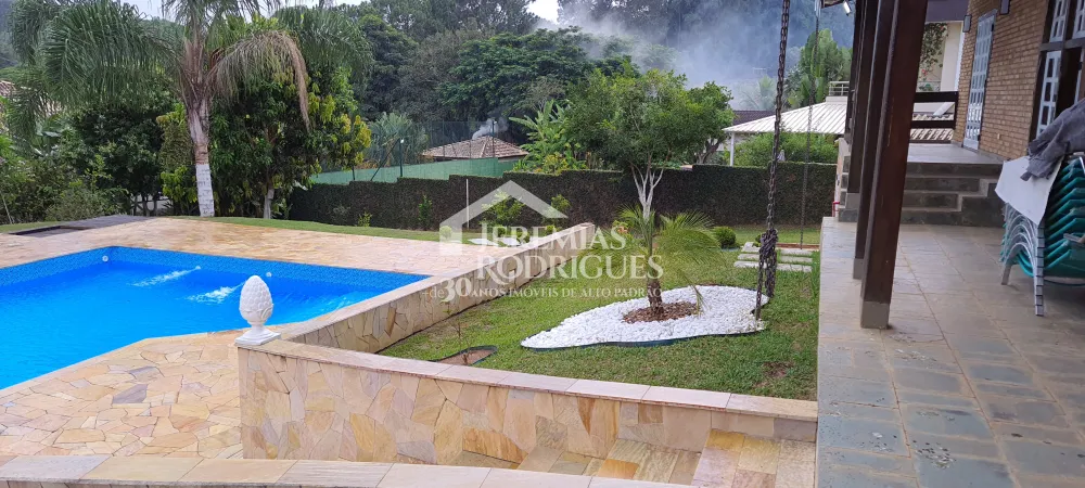 A Imobiliária Jeremias Rodrigues Imóveis de Alto Padrão disponibiliza para venda e locação essa casa no Condomínio Chácaras Cataguá em Taubaté/SP.