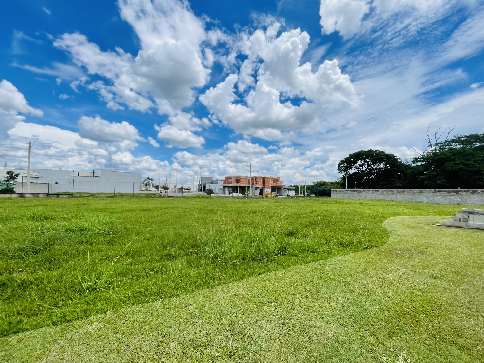 Terreno à venda com 420 m² no Condomínio Reserva Bonsucesso em Pindamonhangaba/SP. 