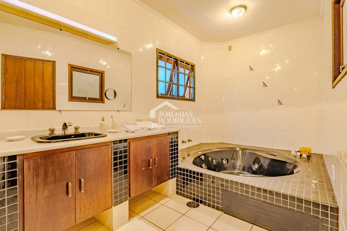 Mansão à venda com 7suítes no Condomínio Santa Rita em Ubatuba/SP.