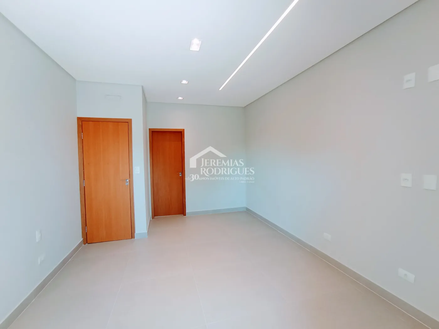 Casa à venda com 3 dormitórios no Condomínio Malibu em Caçapava/SP.