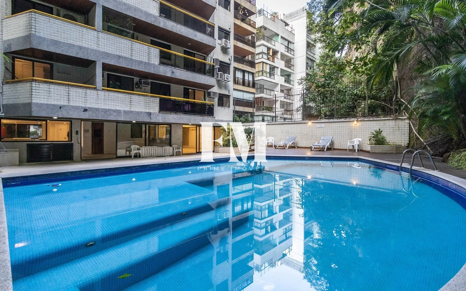 Leblon | Rua Aperana | 2 Quartos (1 Suíte) | 79m² com Varanda e Vaga a Poucos Metros da Praia