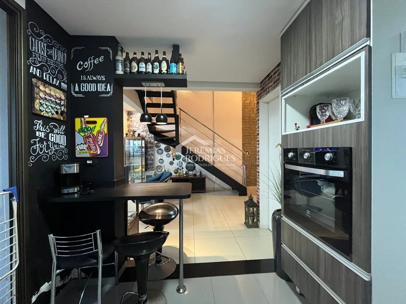 Apartamento duplex à venda com 2 dormitórios, 107 m² no Edifício Jabuticabeiras em Taubaté/SP.