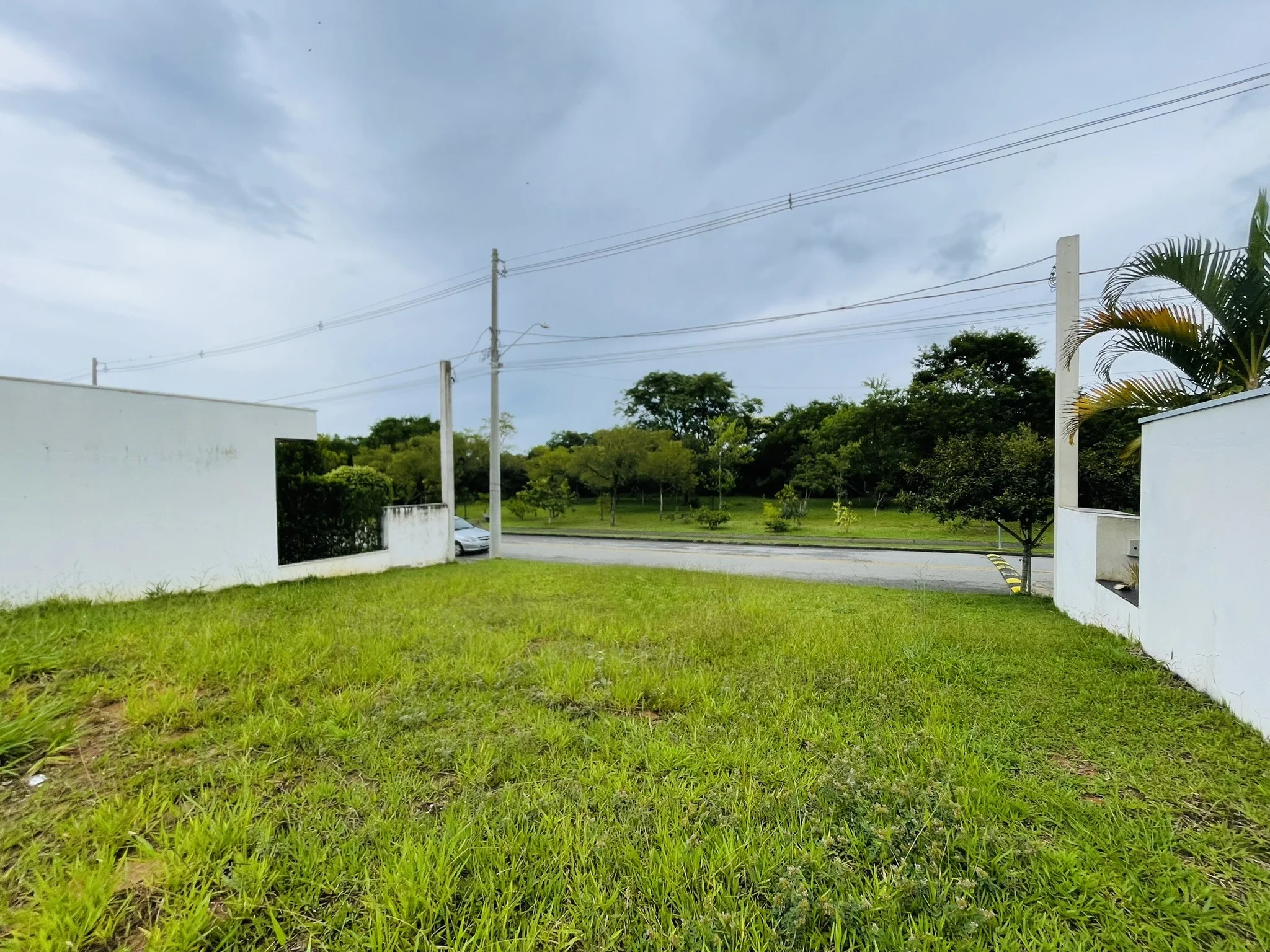 Terreno com 403 m² no Condomínio Ouro Ville em Taubaté/SP. 