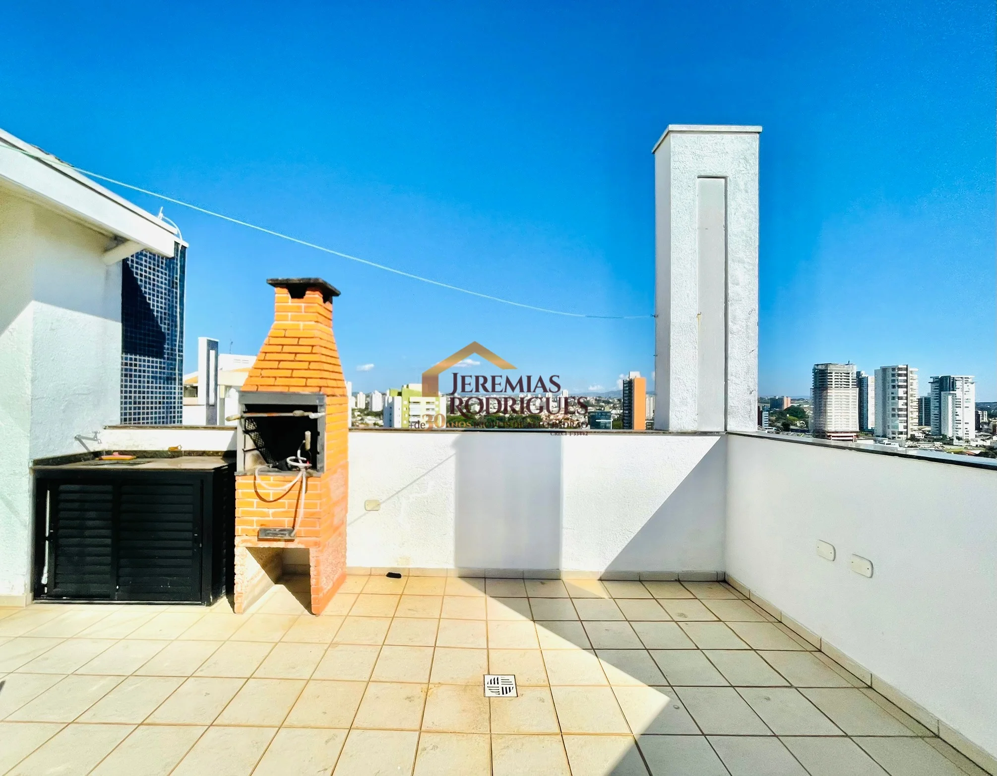 Cobertura Duplex semimobiliada para locação no Edifício Village Towers em Taubaté/SP.