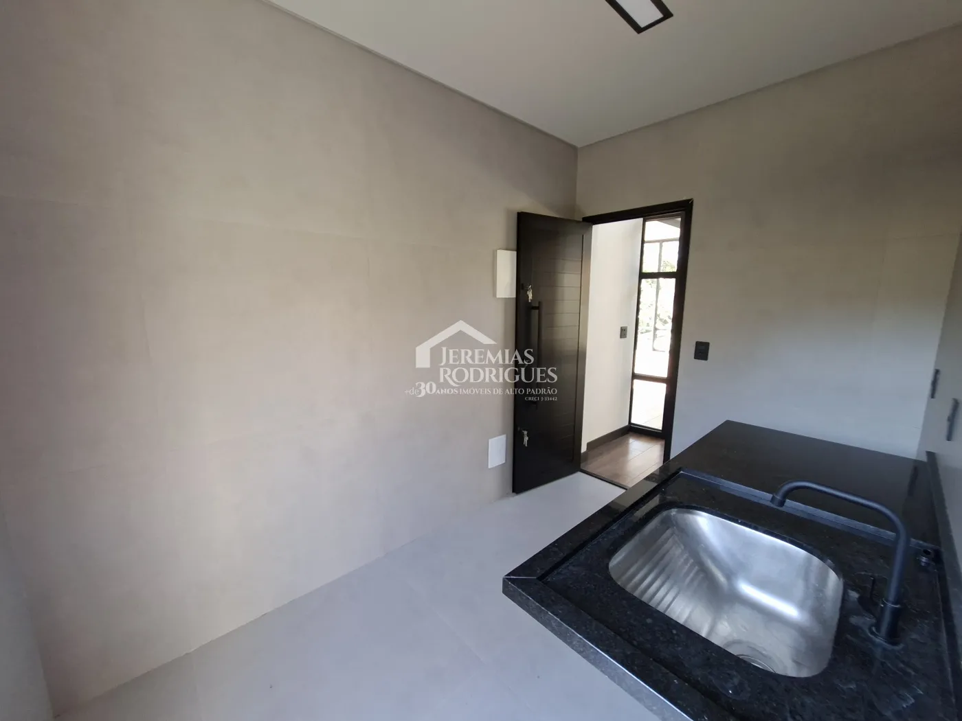 Casa à venda com 4 dormitórios, no Condomínio Parque da Mantiqueira em Santo Antônio do Pinhal/SP.