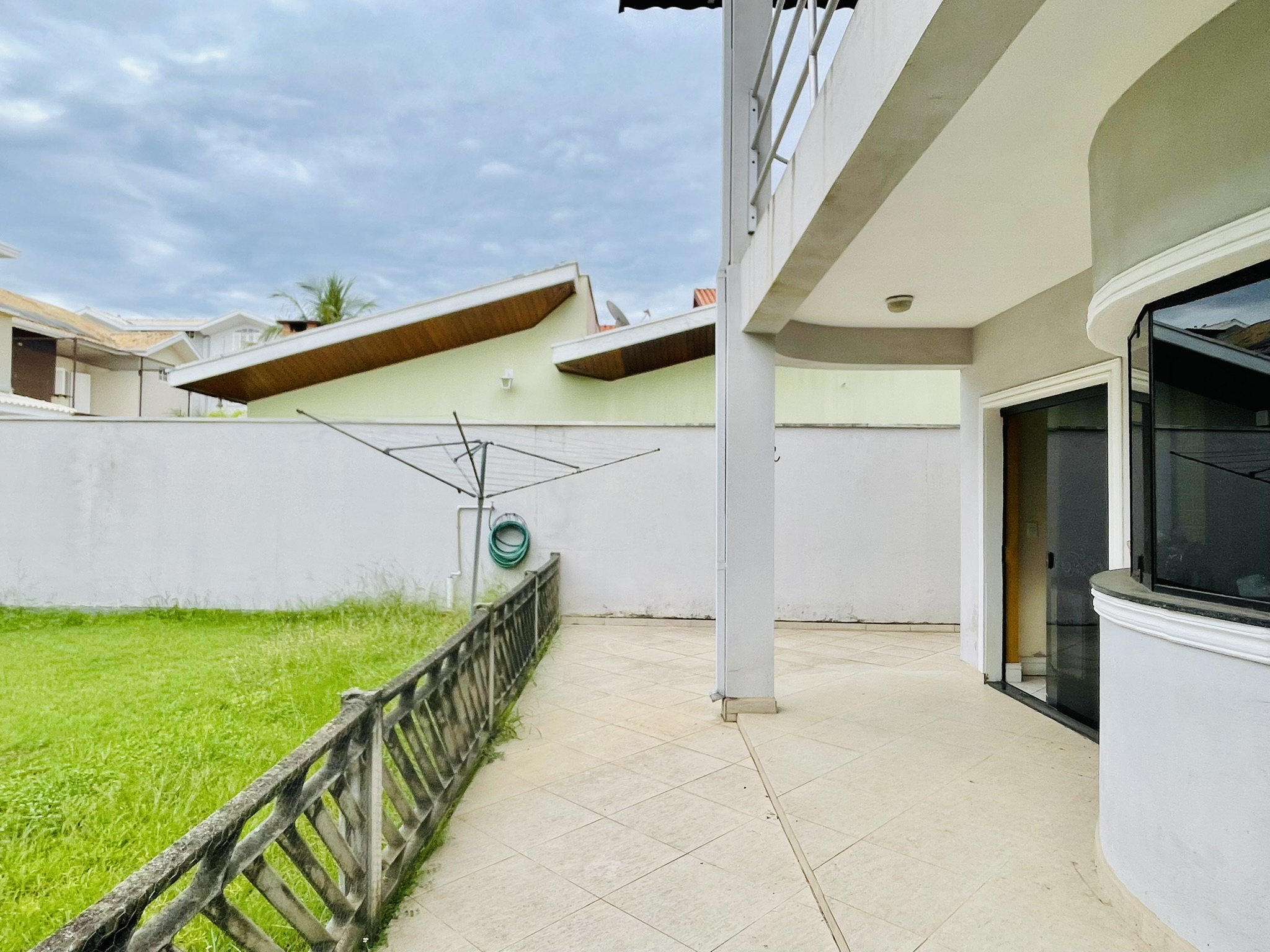 Casa à venda com 4 dormitórios no Condomínio Jardim das Hortênsias em Taubaté/SP.