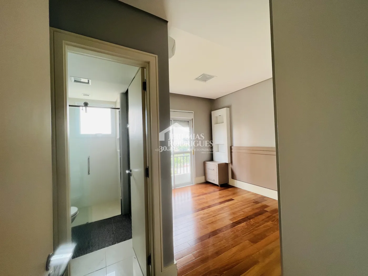Apartamento à venda com 3 suítes no Edifício Des Arts em Taubaté/SP.