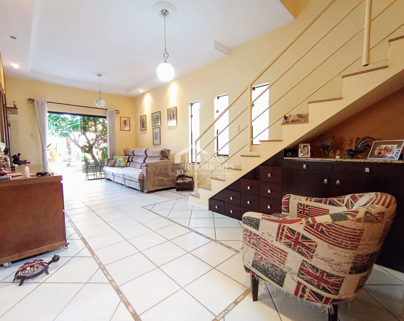 Casa assobradada à venda com 3 suítes no Condomínio Fortaleza em Taubaté/SP.