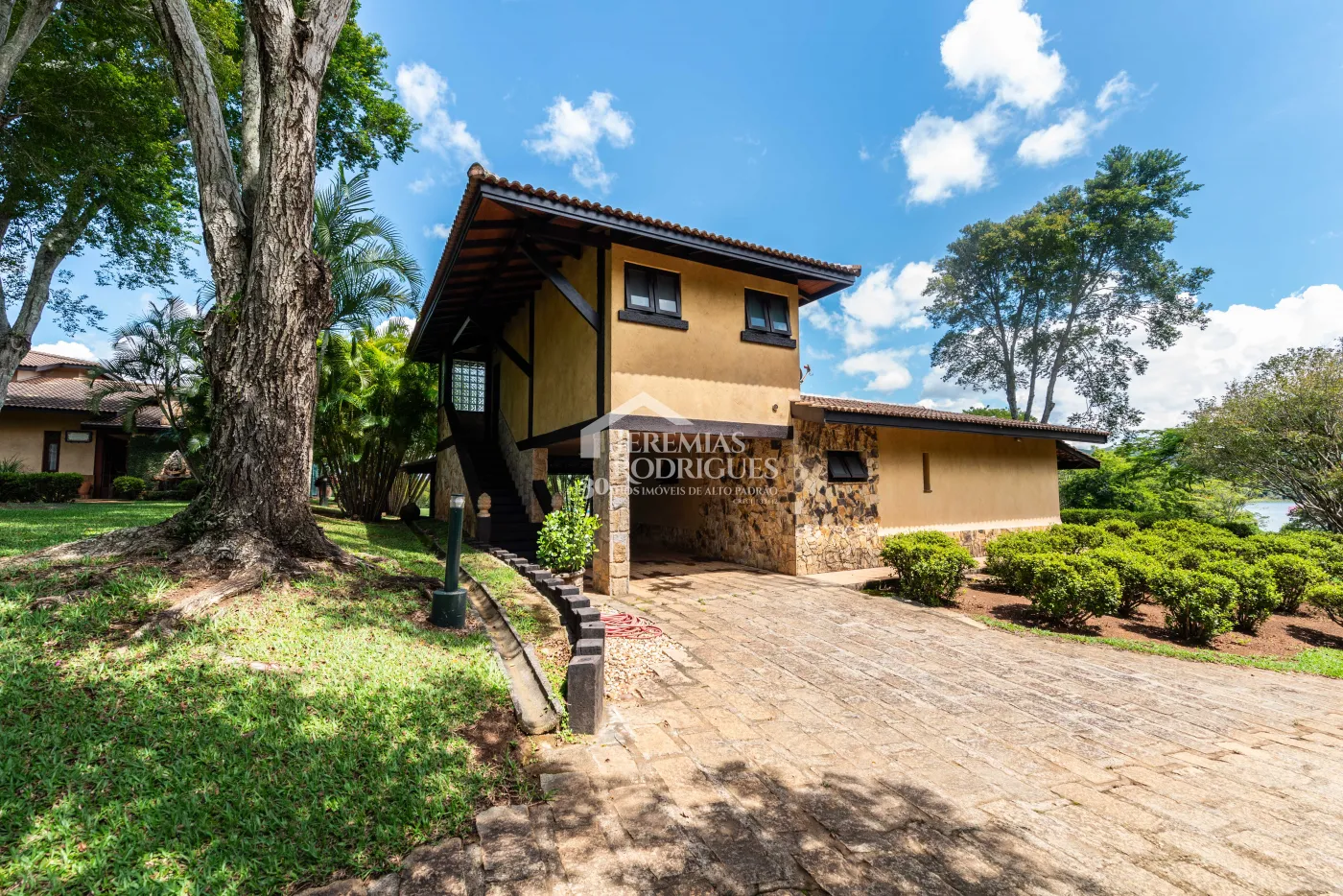 Sitio com 9 suítes, 2.600 m² - Piracaia/SP.