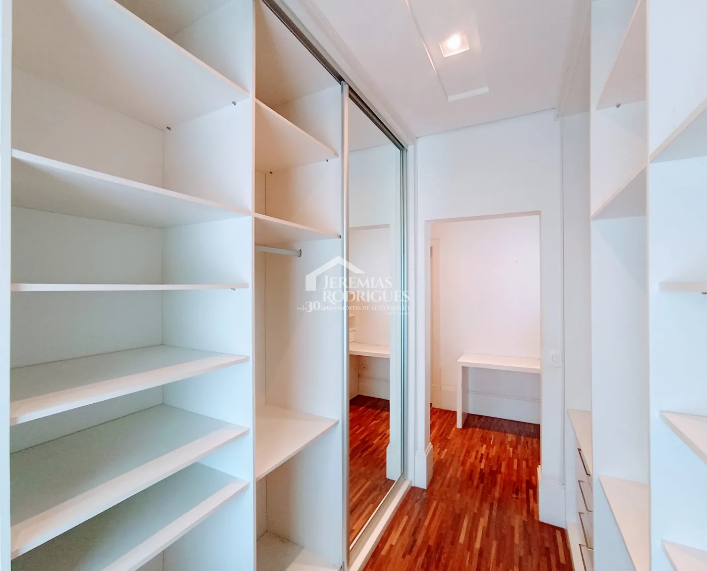 Casa para venda e locação com 4 suítes no Condomínio Taubaté Village em Taubaté/SP.