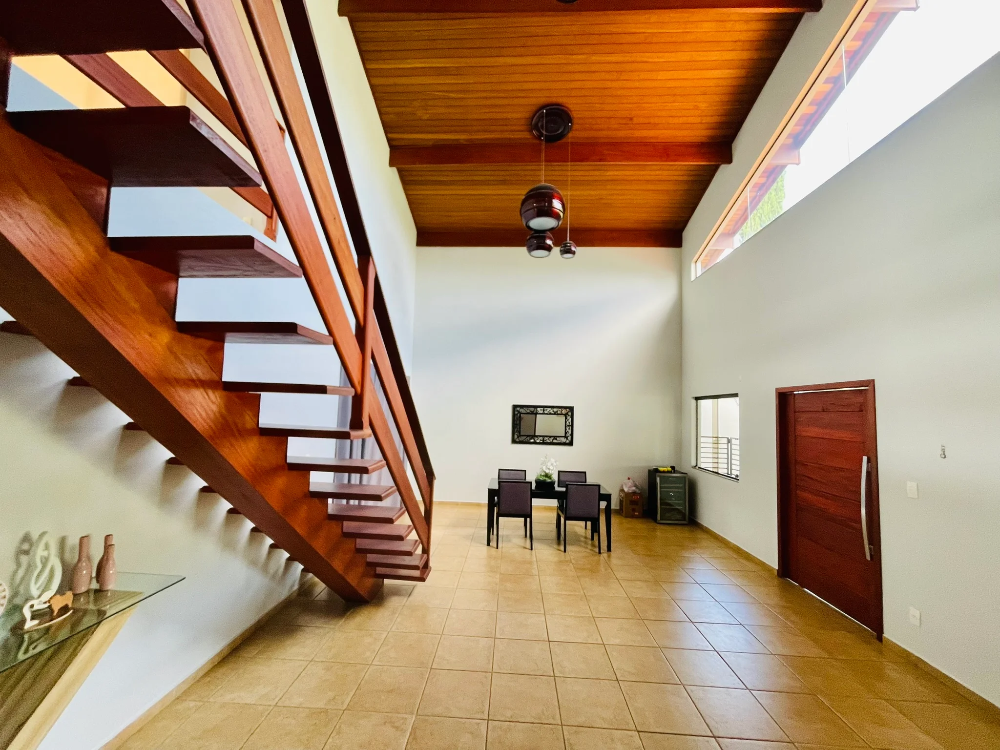 Casa à venda com 4 dormitórios no Condomínio Colonial Village I em Pindamonhangaba/SP. 