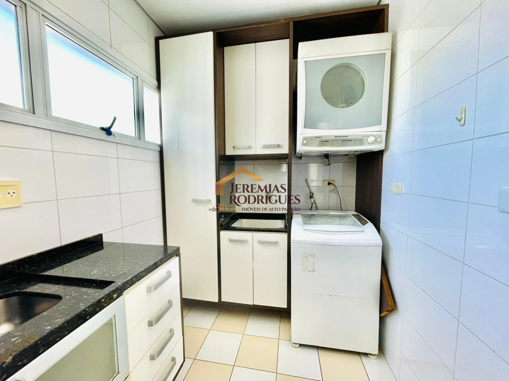 Cobertura Duplex semimobiliada para locação no Edifício Village Towers em Taubaté/SP.