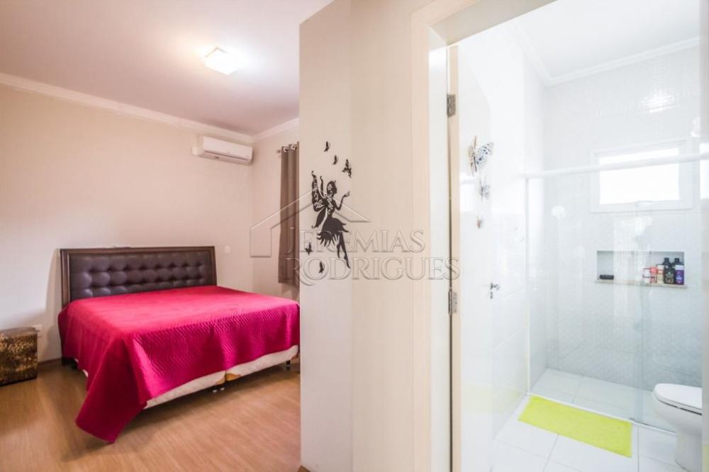 Casa à venda no Condomínio Colonial Village I em Pindamonhangaba/SP