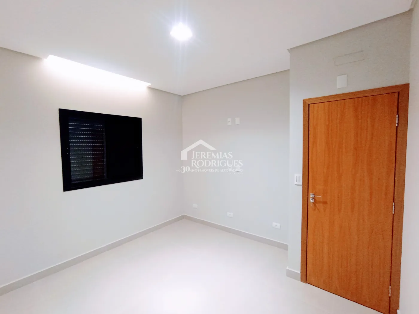 Casa à venda com 3 dormitórios no Condomínio Malibu em Caçapava/SP.