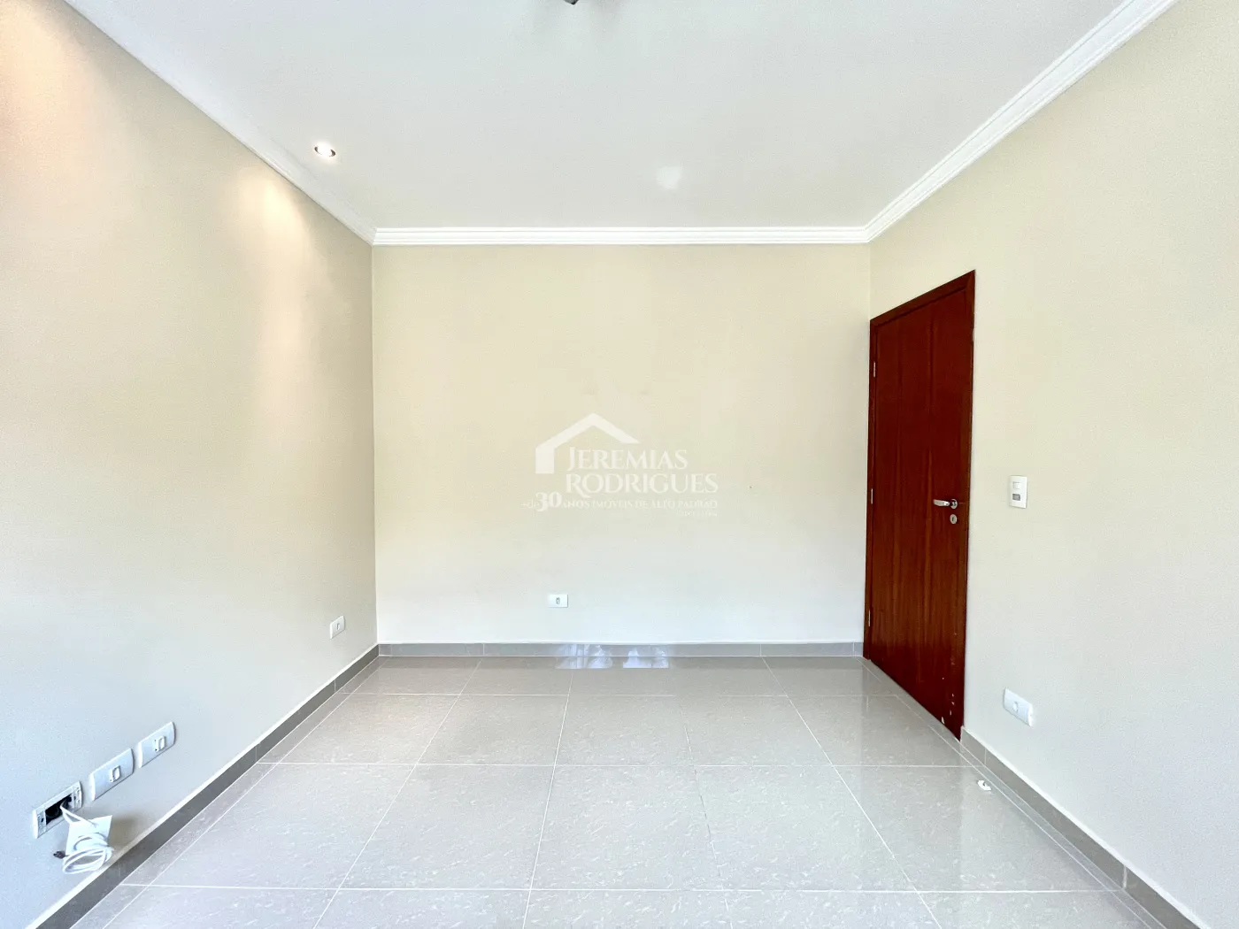 Casa para locação com 3 suítes no Condomínio Campos do Conde III em Tremembé/SP. 