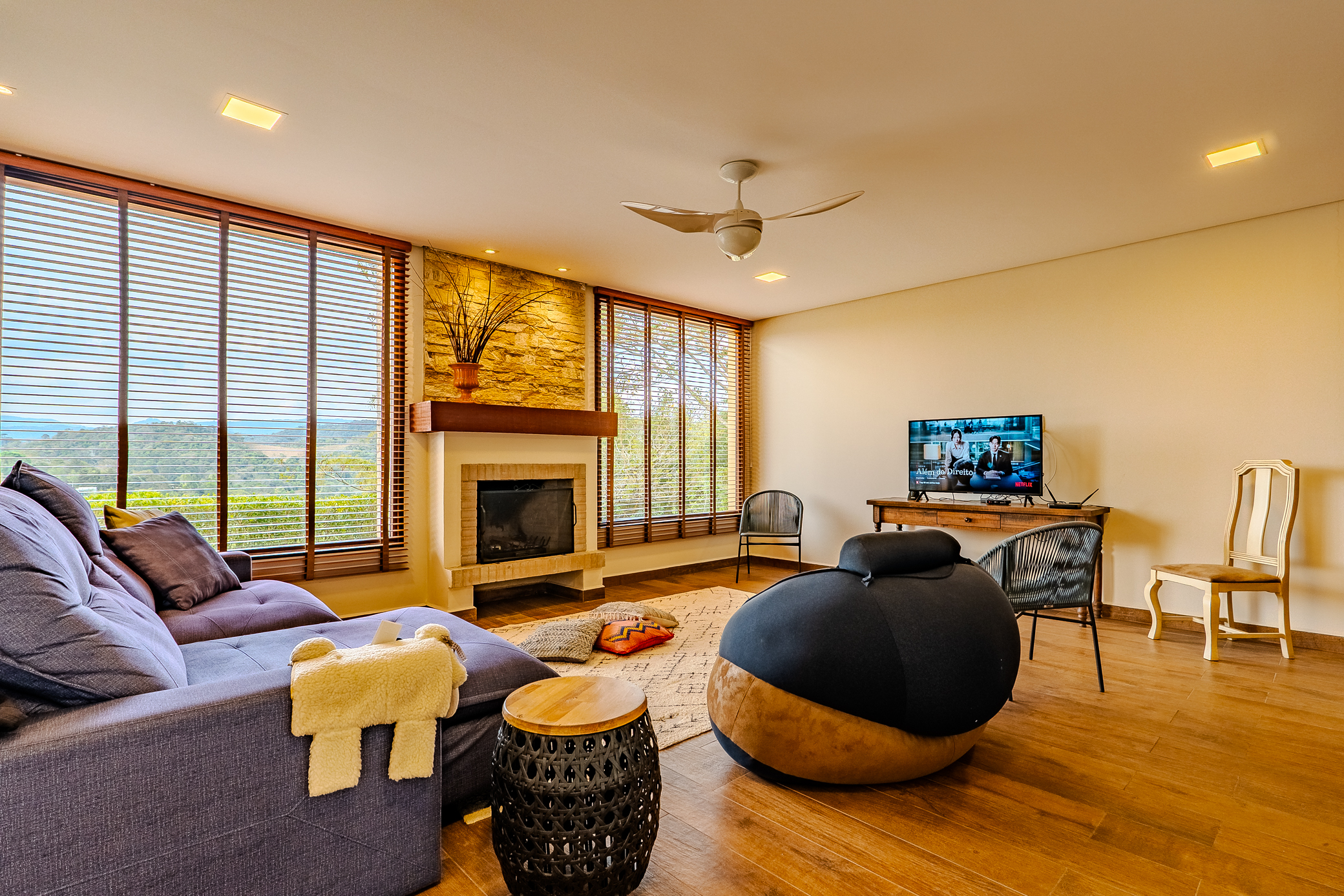 Casa à venda com com 5 suítes no Condomínio Country Club em Santo Antônio do Pinhal/SP. 