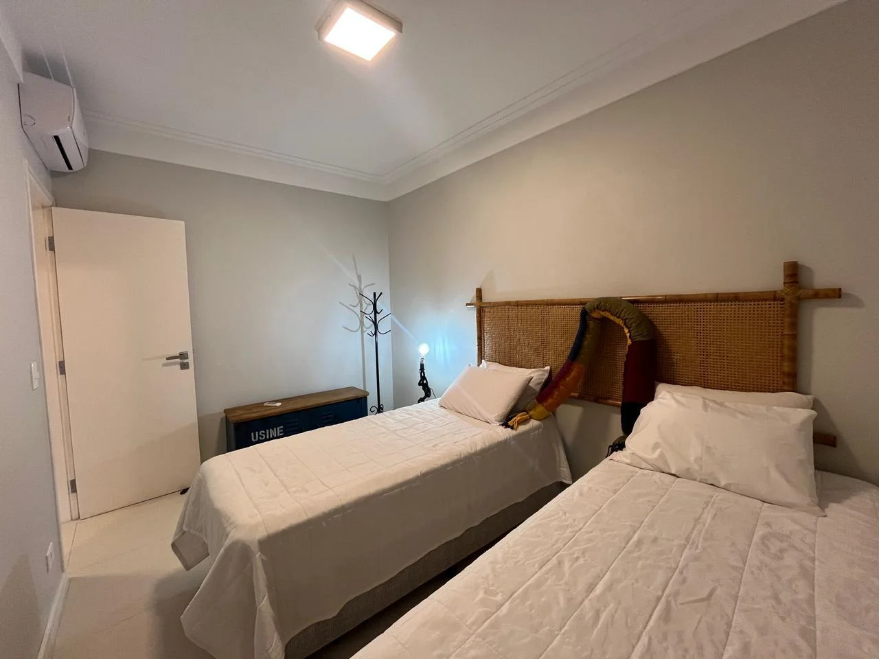 Apartamento à venda com 4 dormitórios, 260 m² no Edifício Recanto dos Nobres em Ubatuba/SP. 