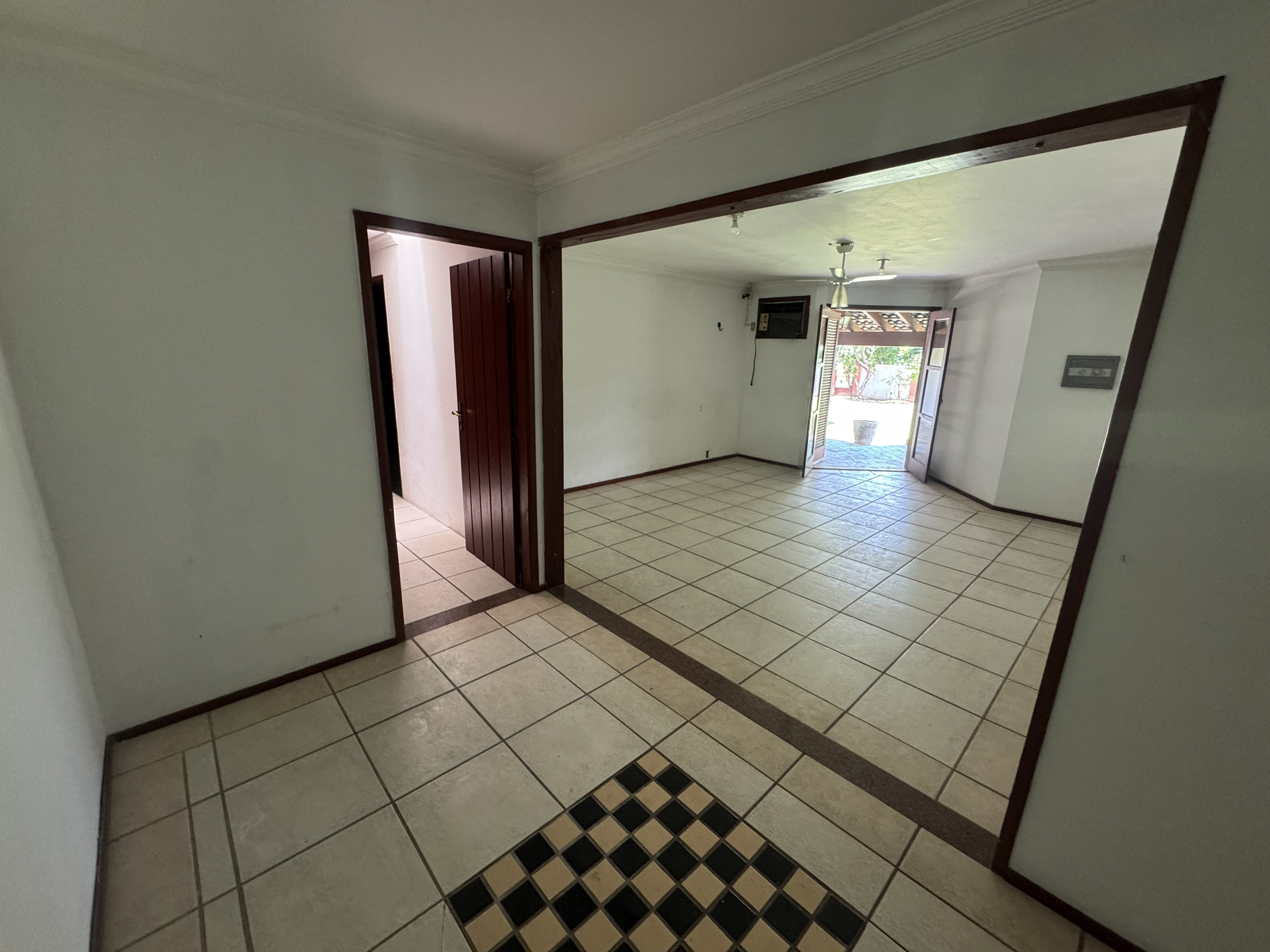 Casa à venda com 5 dormitórios no Condomínio Village Paineiras em Pindamonhangaba/SP.