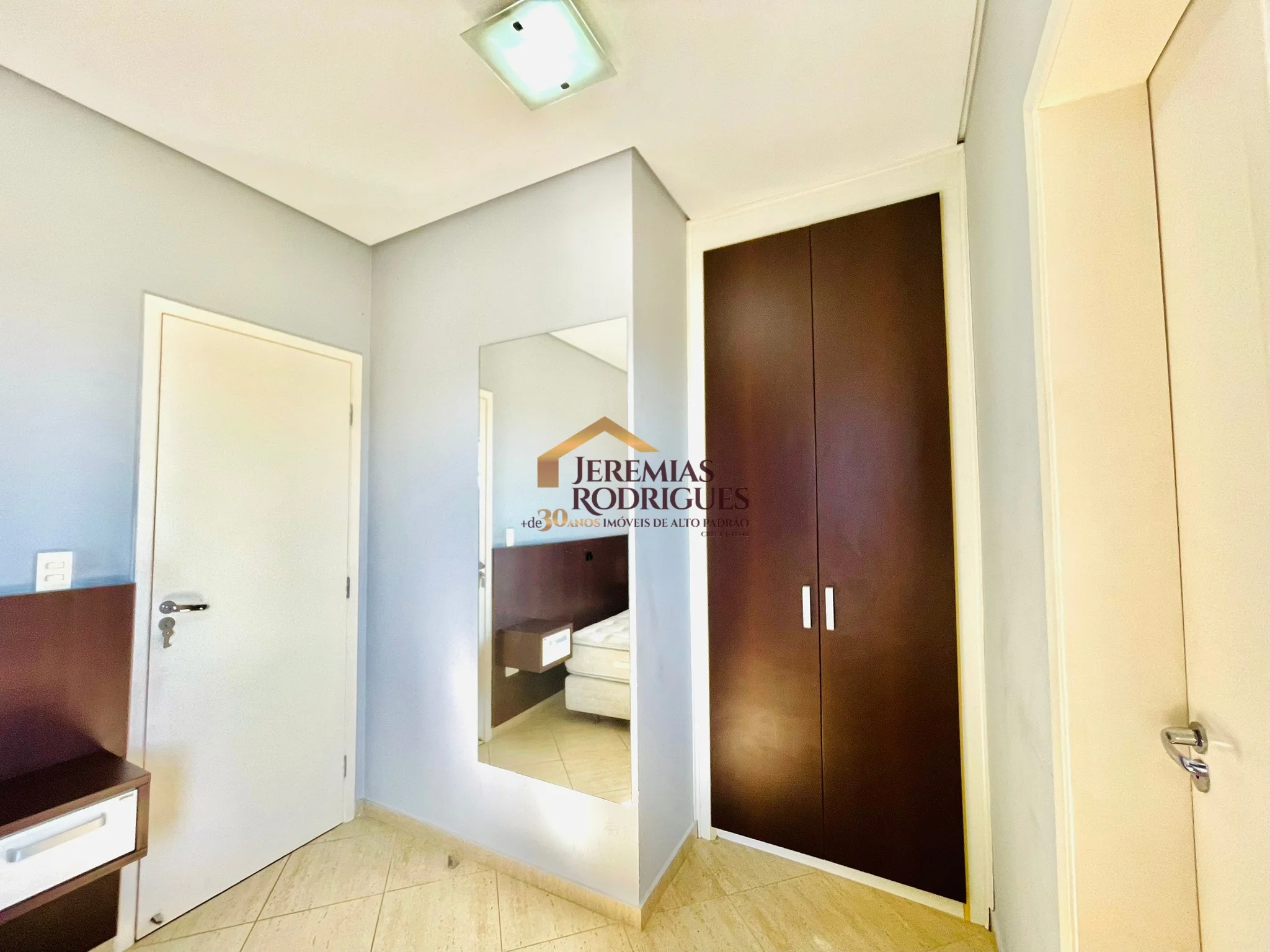 Cobertura Duplex semimobiliada para locação no Edifício Village Towers em Taubaté/SP.