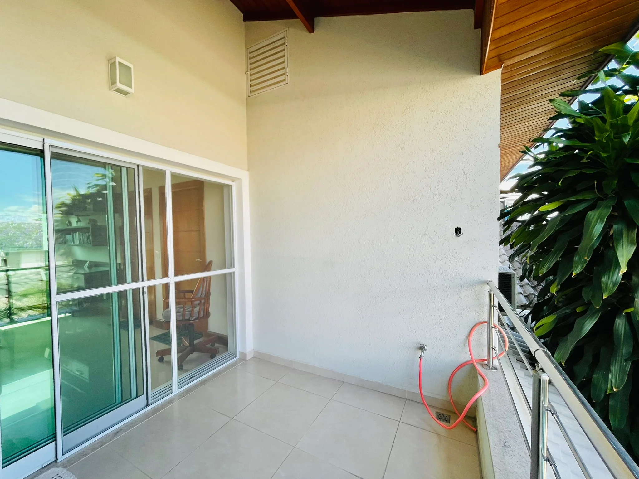 Casa à venda com 4 dormitórios no Condomínio Campos do Conde II em Tremembé/SP.