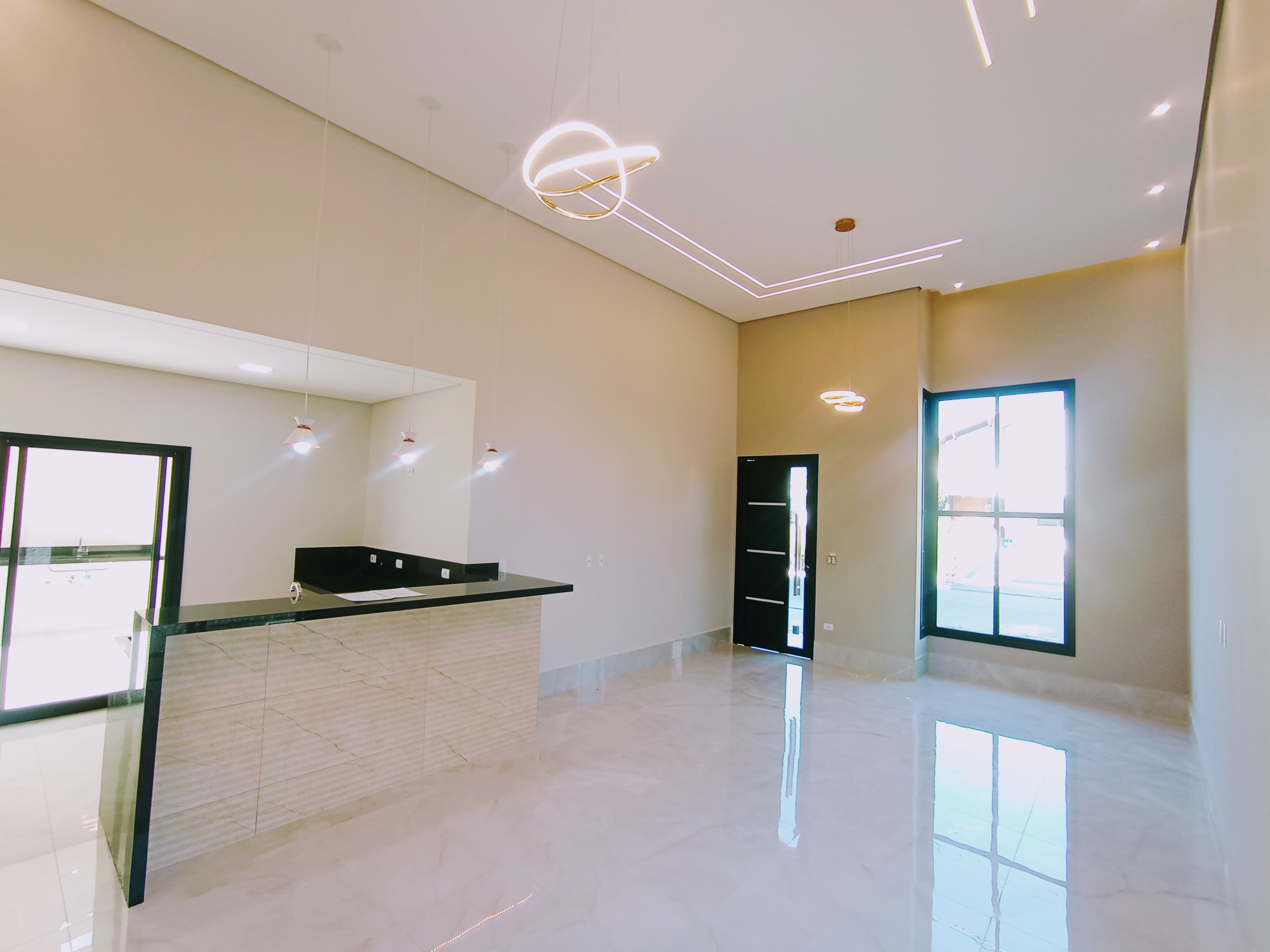 Casa à venda com 3 dormitórios no Condomínio Ouro Ville em Taubaté/SP.