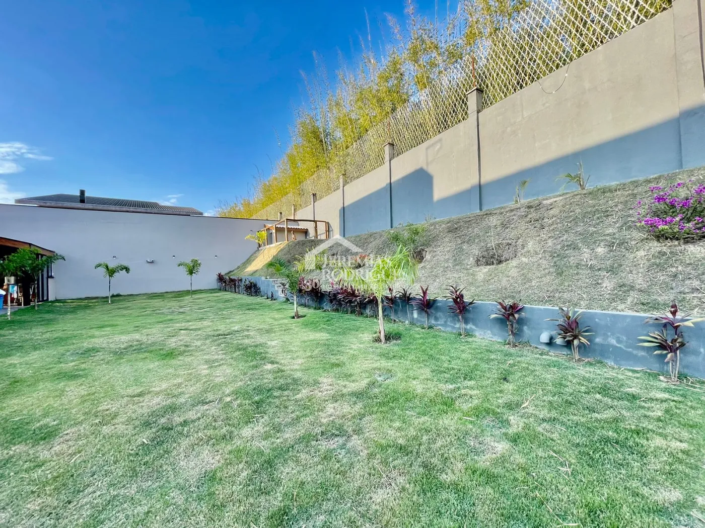 Casa à venda com 3 dormitórios no Condomínio Village da Serra em Tremembé/SP.