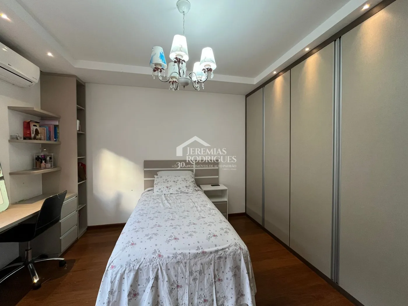 Casa assobradada à venda com 4 dormitórios no Condomínio Residencial Eldorado, em Tremembé/SP.