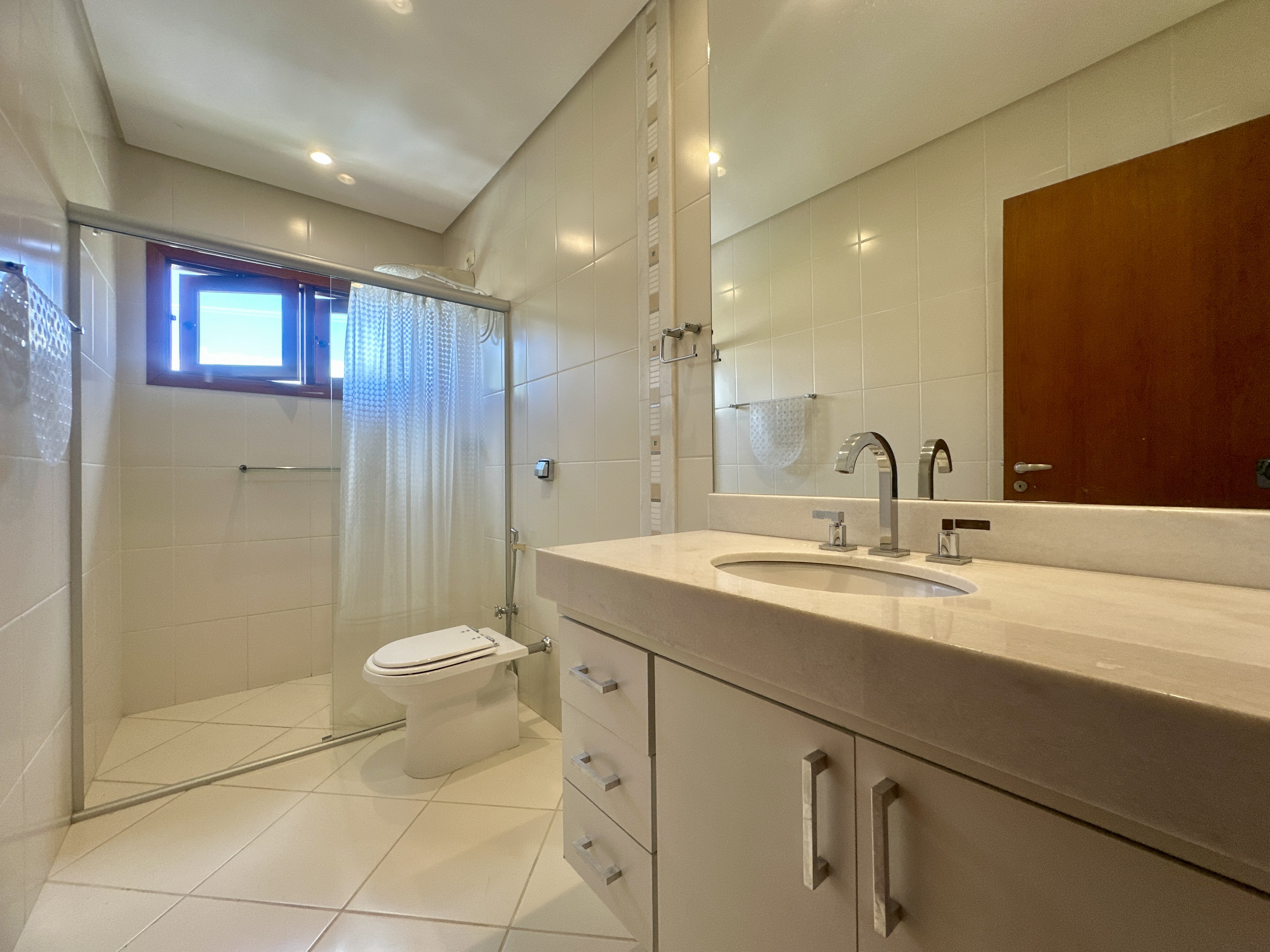 Casa para locação com 3 suítes no Condomínio Taubaté Village em Taubaté/SP. 