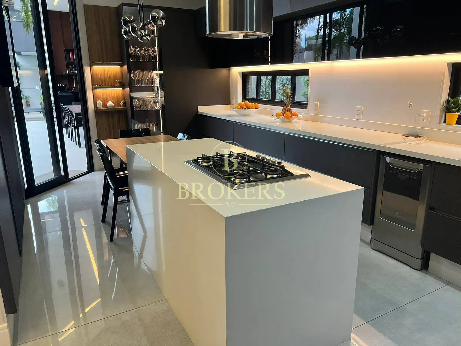 Design e luxo no Alphaville: Mansão triplex de 820m² com elevador, 5 suítes e lazer exclusivo por R — foto 1
