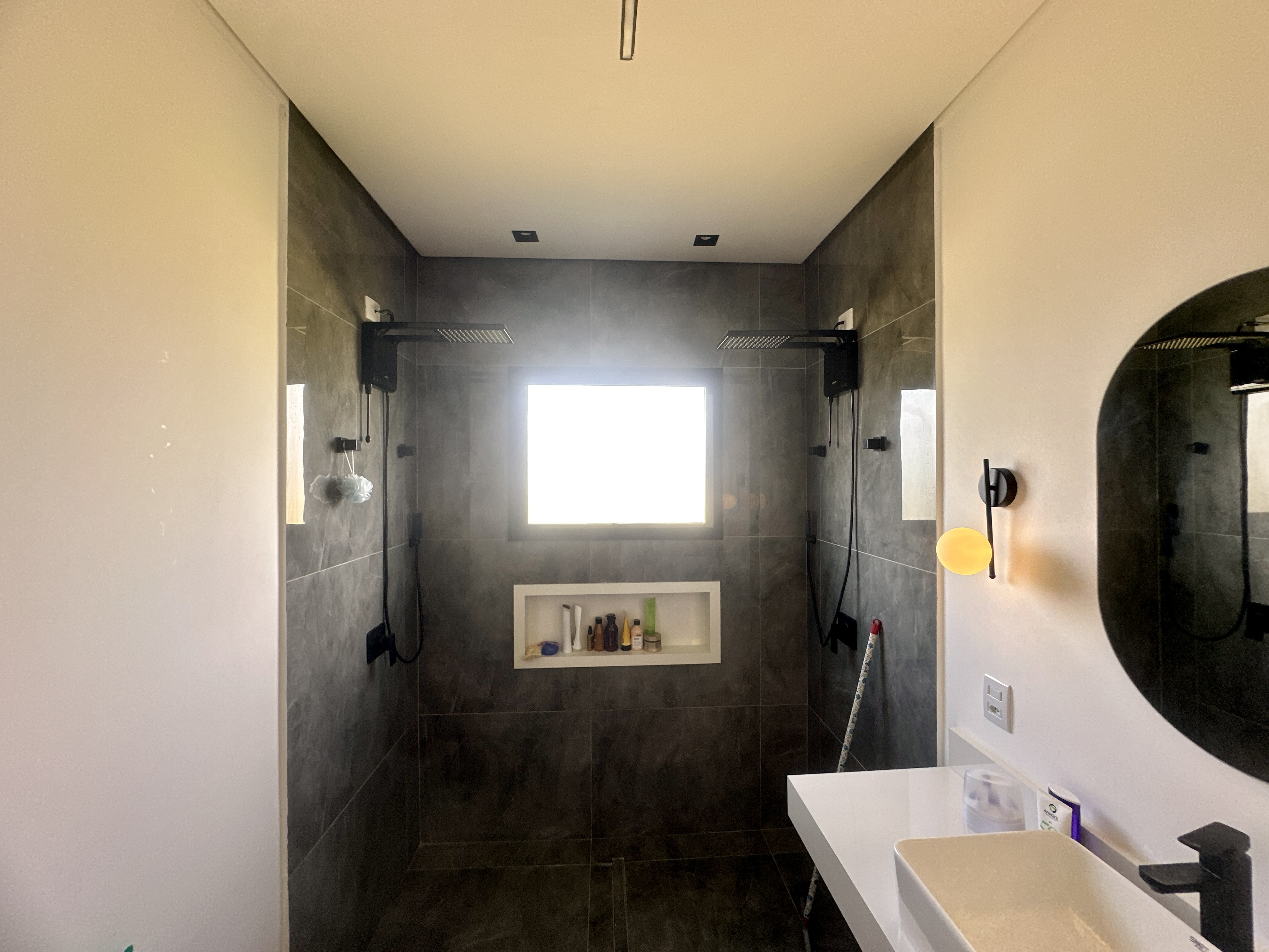 Casa à venda com 4 dormitórios no Condomínio Bella Vitta em Caçapava/SP.