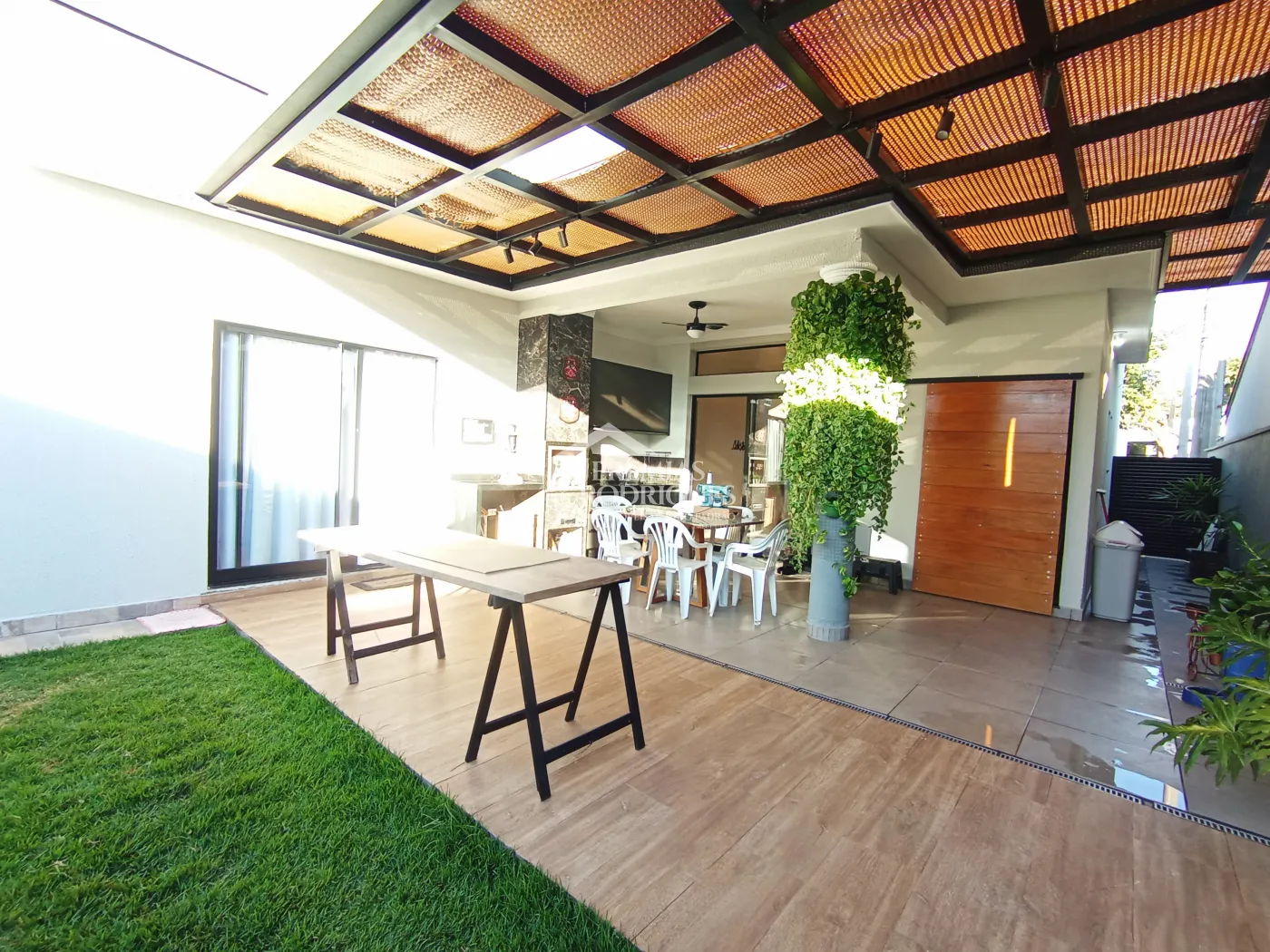 Casa à venda com 3 dormitórios no Condomínio Terras do Vale em Caçapava/SP.