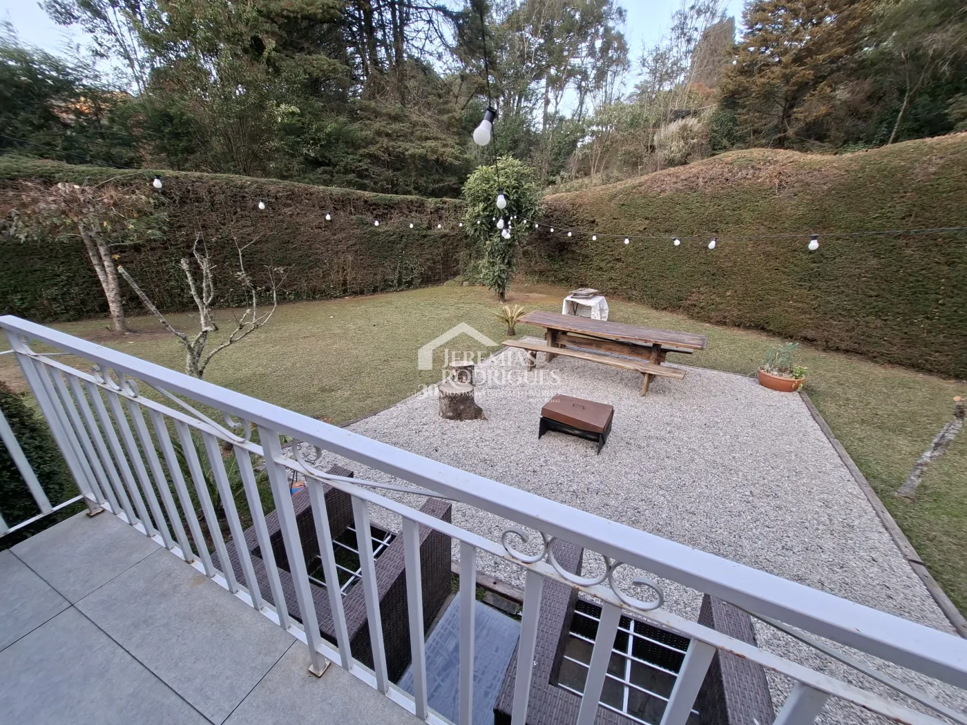 Casa à venda com 2 dormitórios no Condomínio Petiti Village em Campos do Jordão/SP.