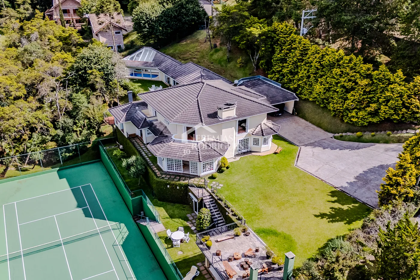 Casa com 6 suítes, 700 m² - Condomínio Vila Simonsen - Campos do Jordão/SP.