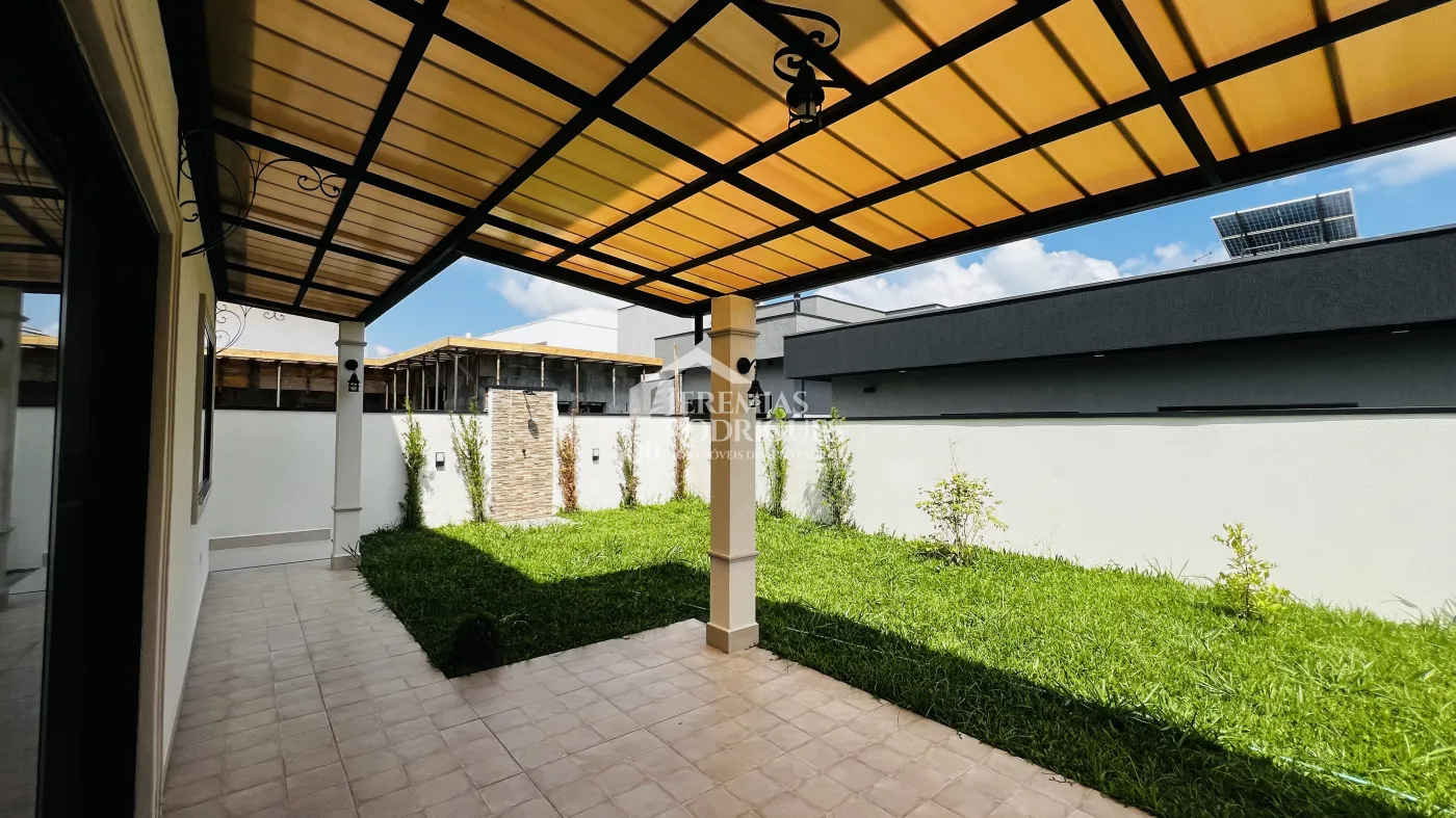 Casa assobradada à venda com 3 suítes no Condomínio e Ouro Ville em Taubaté/SP.