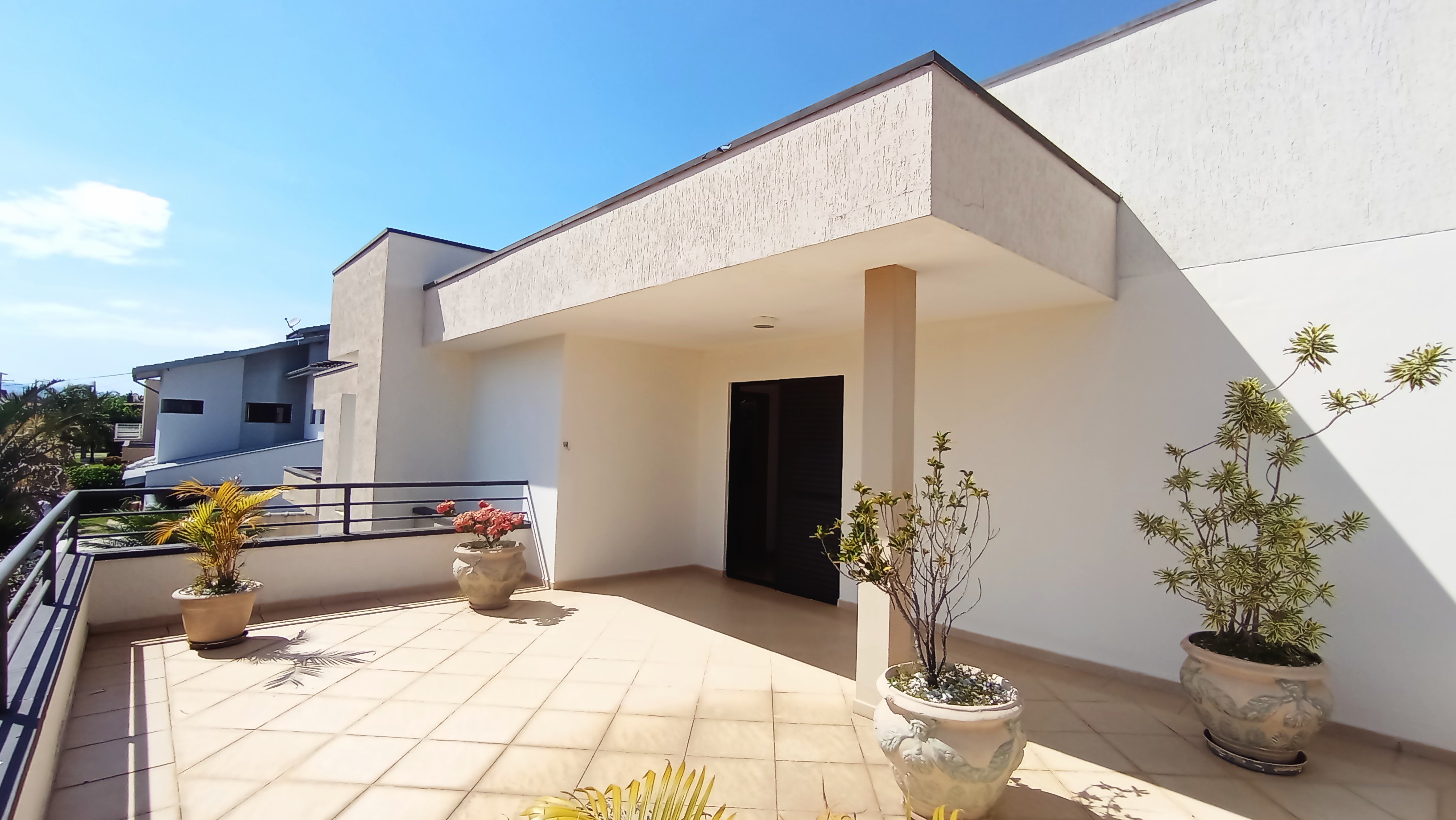 Casa à venda com 4 suítes no Condomínio Real Ville em Pindamonhangaba/SP. 