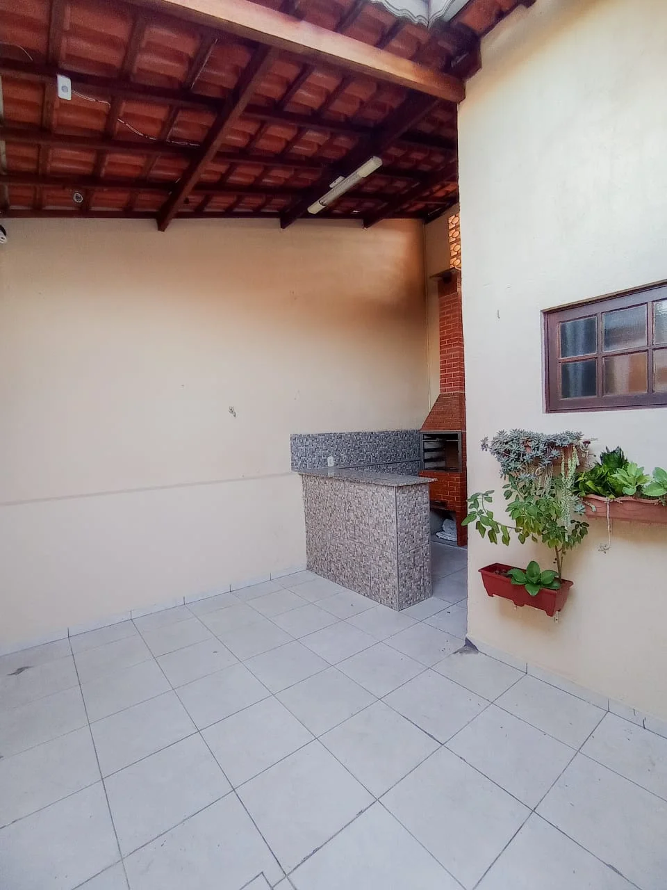 Casa para locação com 2 dormitórios no bairro Mombaça em Pindamonhangaba/SP. 