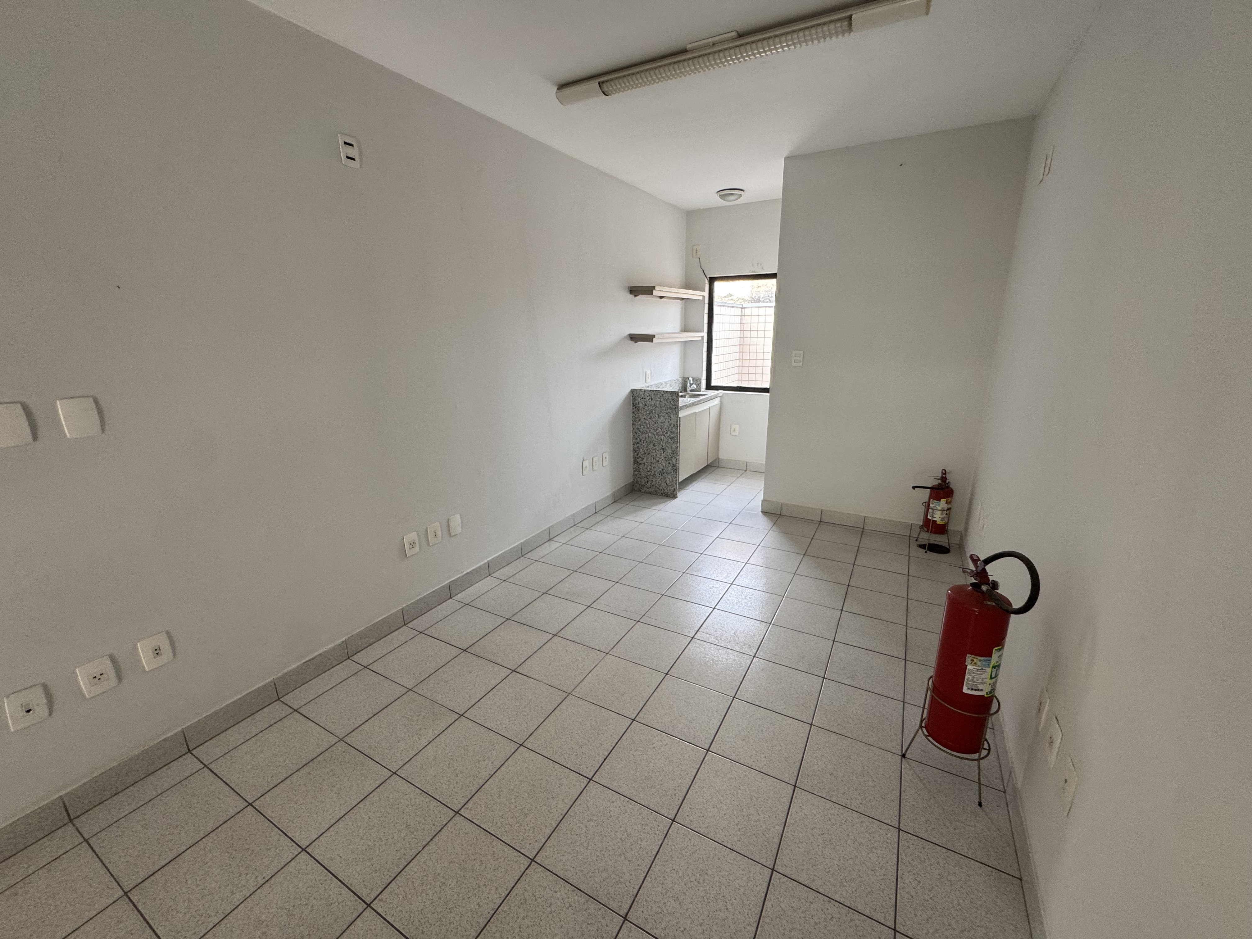 Prédio comercial para venda e locação no Centro em Pindamonhangaba/SP. 