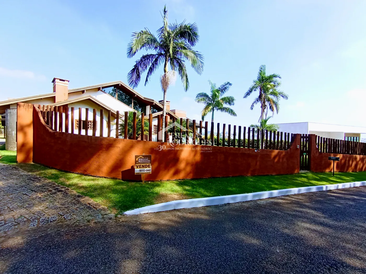 Casa à venda com 3 dormitórios no Condomínio Chácaras Cataguá em Taubaté/SP