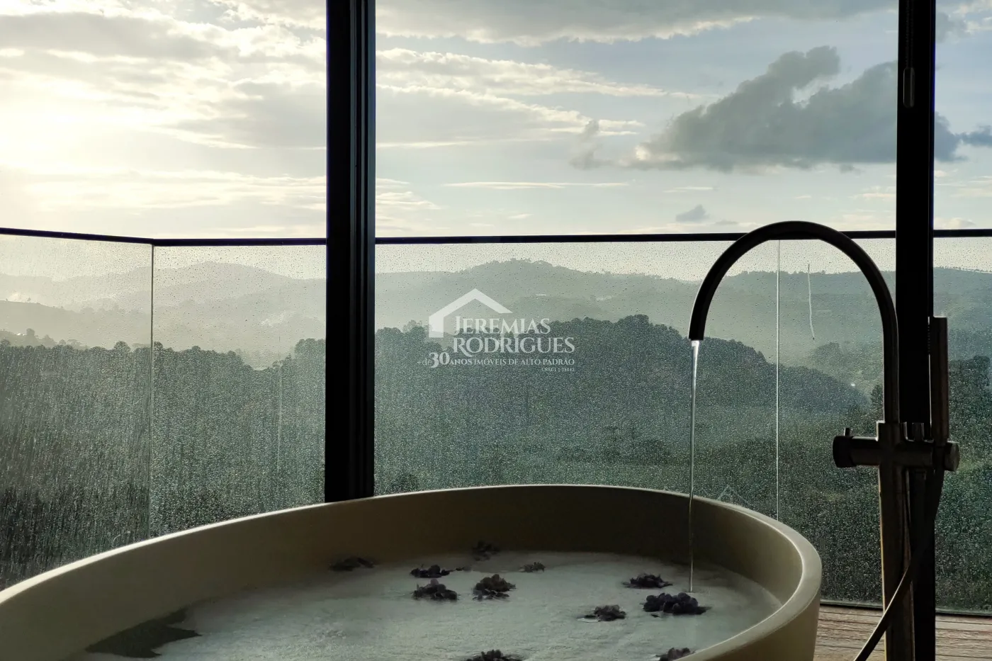 Mansão à venda com 11 suítes no Condomínio Gran Ville em Campos do Jordão/SP.